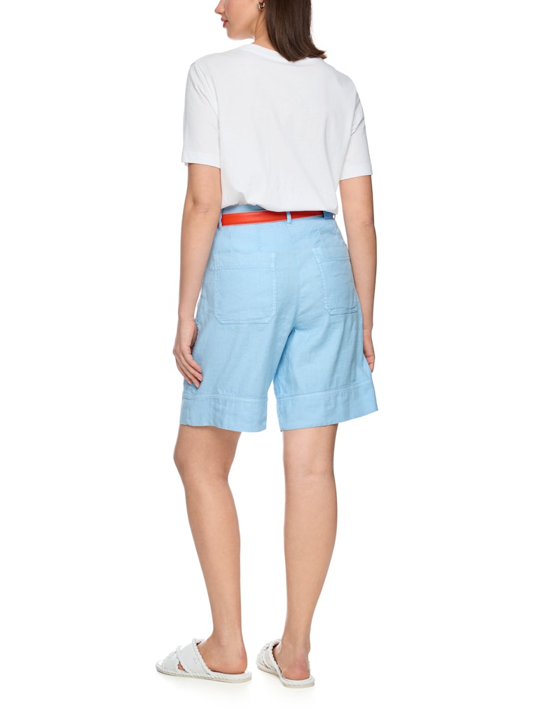 מכנסיים קצרים, בגזרה רחבה ונינוחה, עם מותן גבוהה, עשויים בד רך וקליל מתערובת כותנה ופשתן. עם שני כיסי צד, שני כיסי פאץ' אחוריים, לולאות לחגורה, וסגירה באמצעות רוכסן וכפתור. נוחים ונעימים במיוחד, ומושלמים לקיץ.הרכב: 49% כותנה, 48% פשתן, 3% אלסטןהדוגמנית בגובה 1.79 ולובשת מידה 3 של מארק קיין