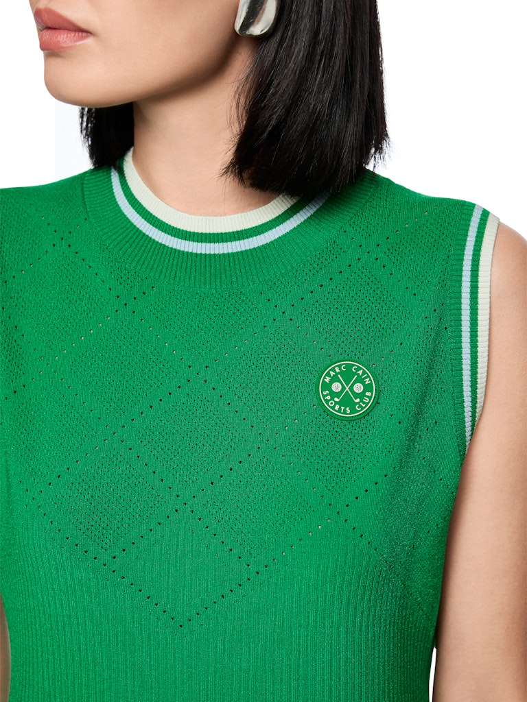 שמלת מיני בעיצוב ספורטיבי, עשויה סריג ויסקוזה רך וקליל, עם דוגמת חורים עדינה בחלקה העליון. גזרה צמודה לגוף, ופסי ריב עדינים בקו המותן יוצרים צללית מודגשת. ללא שרוולים, עם צווארון עגול, ובגימור פסים צבעוניים סביב הזרועות והצוואר.הרכב: 78% ויסקוזה, 22% פוליאסטרהדוגמנית בגובה 1.79 ולובשת מידה 3 של מארק קיין