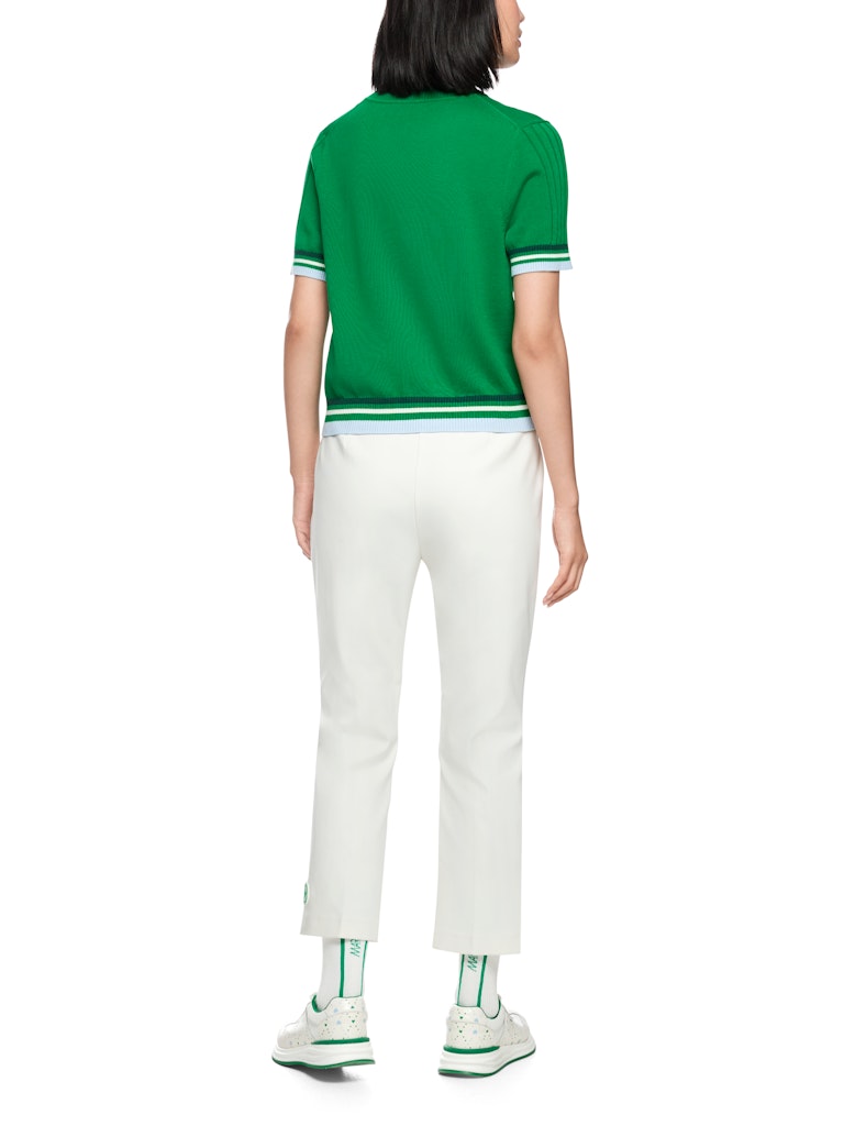 חולצת סריג בעיצוב ספורטיבי, מתערובת כותנה וצמר רכה. גזרה נינוחה, עם שרוולים קצרים בגימור דוגמת פסים צבעוניים, וצווארון עגול.הרכב: 70% כותנה, 30% צמרהדוגמנית בגובה 1.79 ולובשת מידה 3 של מארק קיין