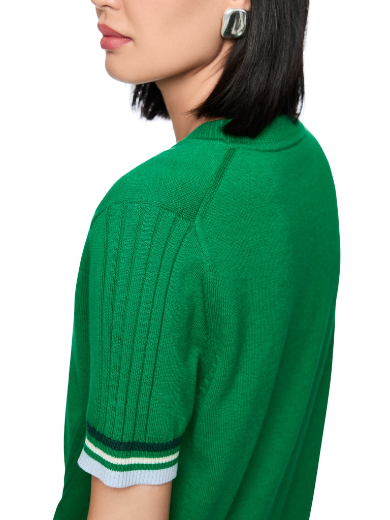 חולצת סריג בעיצוב ספורטיבי, מתערובת כותנה וצמר רכה. גזרה נינוחה, עם שרוולים קצרים בגימור דוגמת פסים צבעוניים, וצווארון עגול.הרכב: 70% כותנה, 30% צמרהדוגמנית בגובה 1.79 ולובשת מידה 3 של מארק קיין