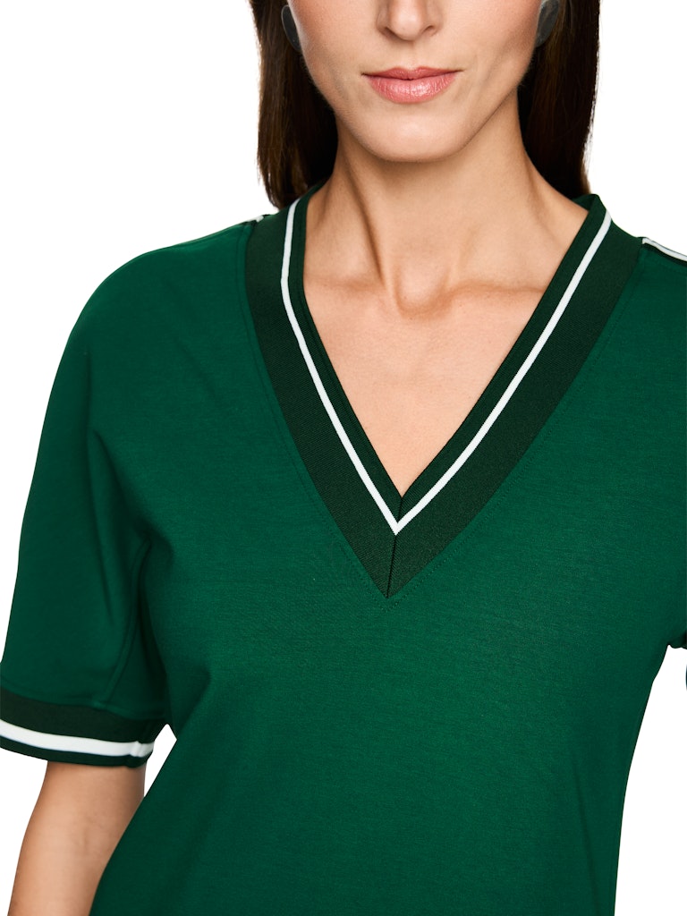 שמלה קצרה בעיצוב קז'ואל-ספורטיבי, עשויה בד כותנה-מודל רך ונוח במיוחד. גזרה מתרחבת באורך הברך, עם צווארון וי ושרוולים קצרים בגימור בדוגמת פסים, ושני כיסי צד.הרכב: 99% כותנה, 1% אלסטןהדוגמנית בגובה 1.79 ולובשת מידה 3 של מארק קיין