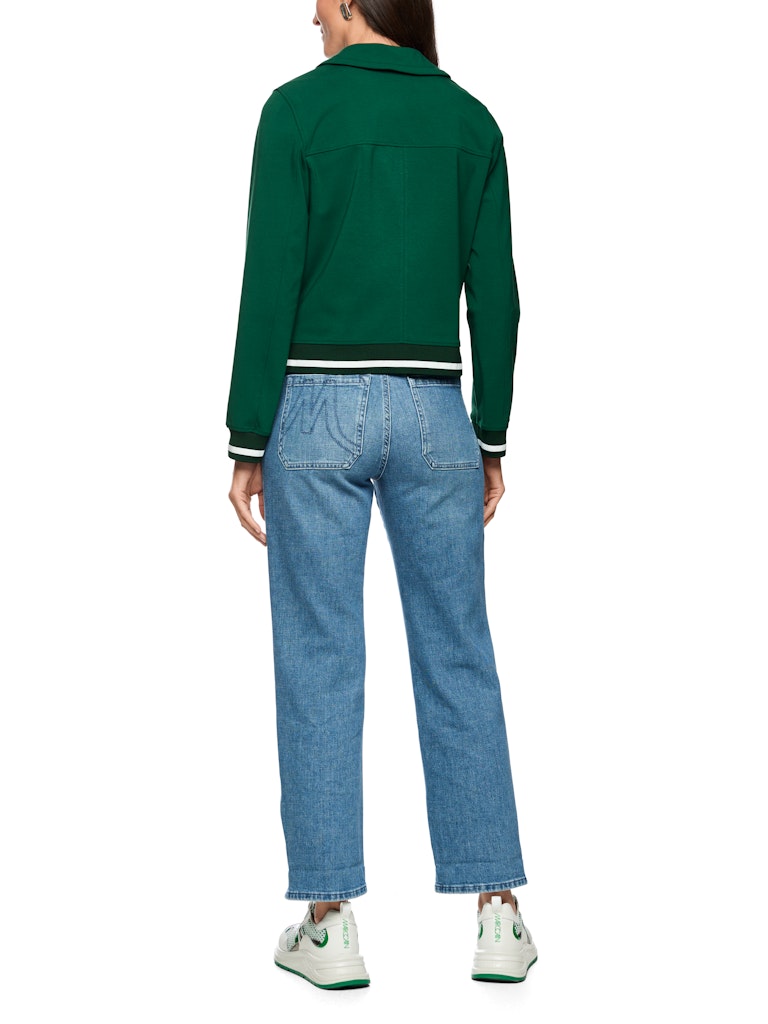 בלייזר בעיצוב ספורטיבי אופנתי, עשוי בד כותנה-מודל רך ונעים.גזרה קצרה וישרה, עם צווארון דש קלאסי, שני כיסי צד, וסגירה באמצעות 2 כפתורים. תוספת דיטיילס של שרוך קשירה ספורטיבי בצווארון, ומנג'טים ארוגים בדוגמת פסים בשרוולים ובמכפלת, מעניקים טוויסט מודרני וסטייל קז'ואל-אלגנטי מושלם.הרכב: 47% כותנה, 47% מודל, 6% אלסטןהדוגמנית בגובה 1.79 ולובשת מידה 3 של מארק קיין 