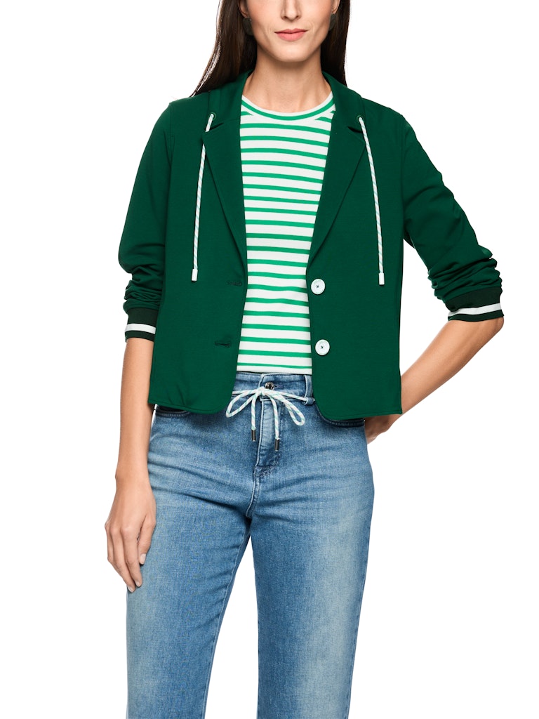 בלייזר בעיצוב ספורטיבי אופנתי, עשוי בד כותנה-מודל רך ונעים.גזרה קצרה וישרה, עם צווארון דש קלאסי, שני כיסי צד, וסגירה באמצעות 2 כפתורים. תוספת דיטיילס של שרוך קשירה ספורטיבי בצווארון, ומנג'טים ארוגים בדוגמת פסים בשרוולים ובמכפלת, מעניקים טוויסט מודרני וסטייל קז'ואל-אלגנטי מושלם.הרכב: 47% כותנה, 47% מודל, 6% אלסטןהדוגמנית בגובה 1.79 ולובשת מידה 3 של מארק קיין 