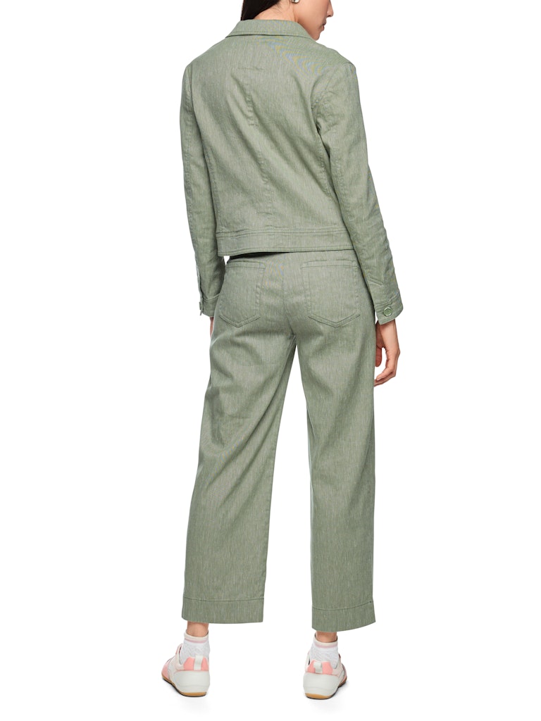 בלייזר בעיצוב קז'ואל, בסגנון ז'קט ג'ינס, עשוי בד קליל מתערובת כותנה ופשתן. גזרה ישרה וקצרה, ללא בטנה, עם שרוולים ארוכים וצרים בסיומת חפתים מכופתרים, צווארון דש, שני כיסי צד, כיס פאץ' קטן בחזית, וסגירה באמצעות 3 כפתורים.הרכב: 67% כותנה, 30% פשתן, 3% אלסטןהדוגמנית בגובה 1.79 ולובשת מידה 3 של מארק קיין