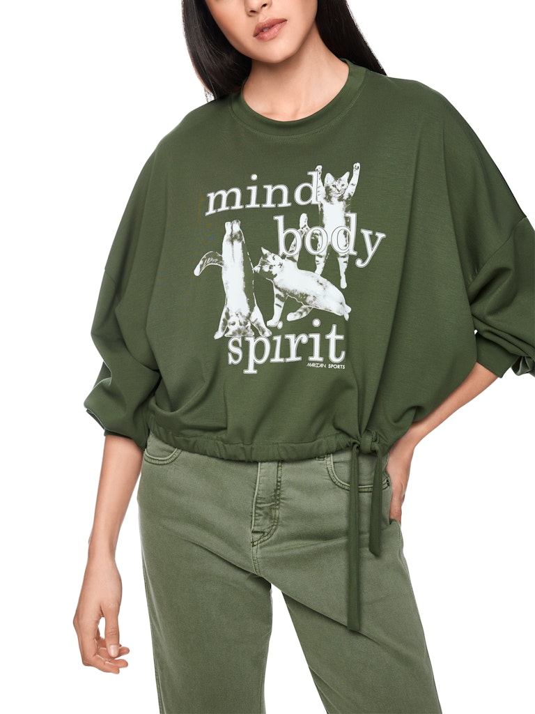 סווטשירט בגזרת אוברסייז, באורך המותן, מבד רך ונעים. שרוולים ארוכים עם כתף שמוטה, ובגימור מנג'טים, מכפלת עם שרוך קשירה צדדי מאפשרת התאמה אישית של הרוחב, צווארון עגול, והדפס חתולים בחזית.הרכב: 47% פוליאמיד, 44% ויסקוזה, 9% אלסטןהדוגמנית בגובה 1.79 ולובשת מידה 3 של מארק קיין