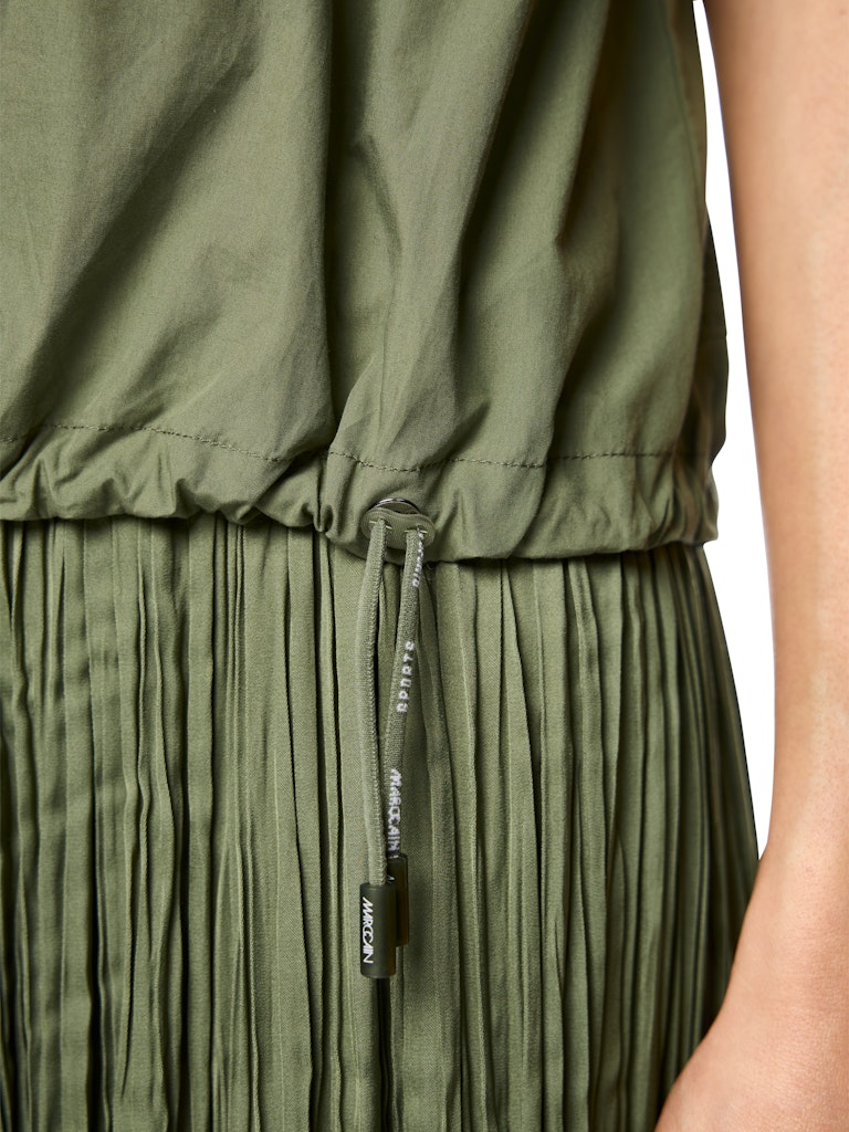 חולצה קצרה בגזרה רחבה ונינוחה, עשויה כותנה אורגנית טהורה, רכה ונעימה במיוחד. לחולצה צווארון קלאסי עם סגירת כפתורים, שרוולים קצרים ותפוחים עם סיומת כיווצים אלסטית, ומכפלת עם שרוכי קשירה בסגנון ספורטיבי, המאפשרים התאמת רוחב אישית.הרכב: 100% כותנה אורגניתהדוגמנית בגובה 1.79 ולובשת מידה 3 של מארק קיין