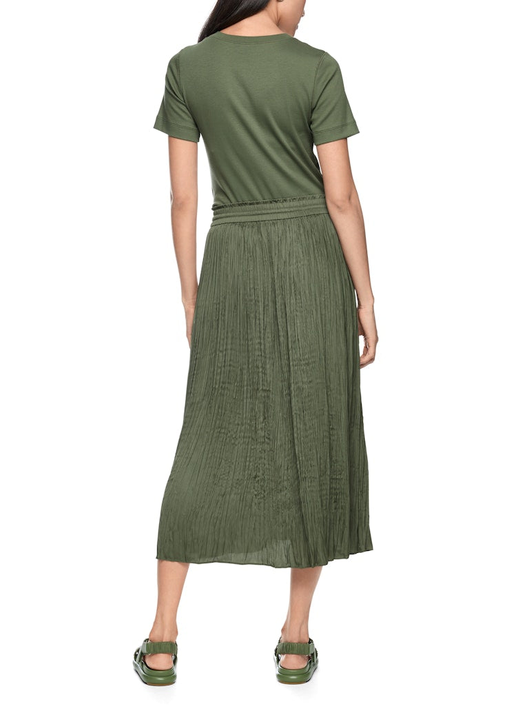 חצאית מידי בגזרה רחבה ונינוחה, מבד קליל וזורם בטקסטורת קפלים עדינה, וחגורת מותן אלסטית עם שרוך קשירה.הרכב: 100% פוליאסטר ממוחזרהדוגמנית בגובה 1.79 ולובשת מידה 3 של מארק קיין