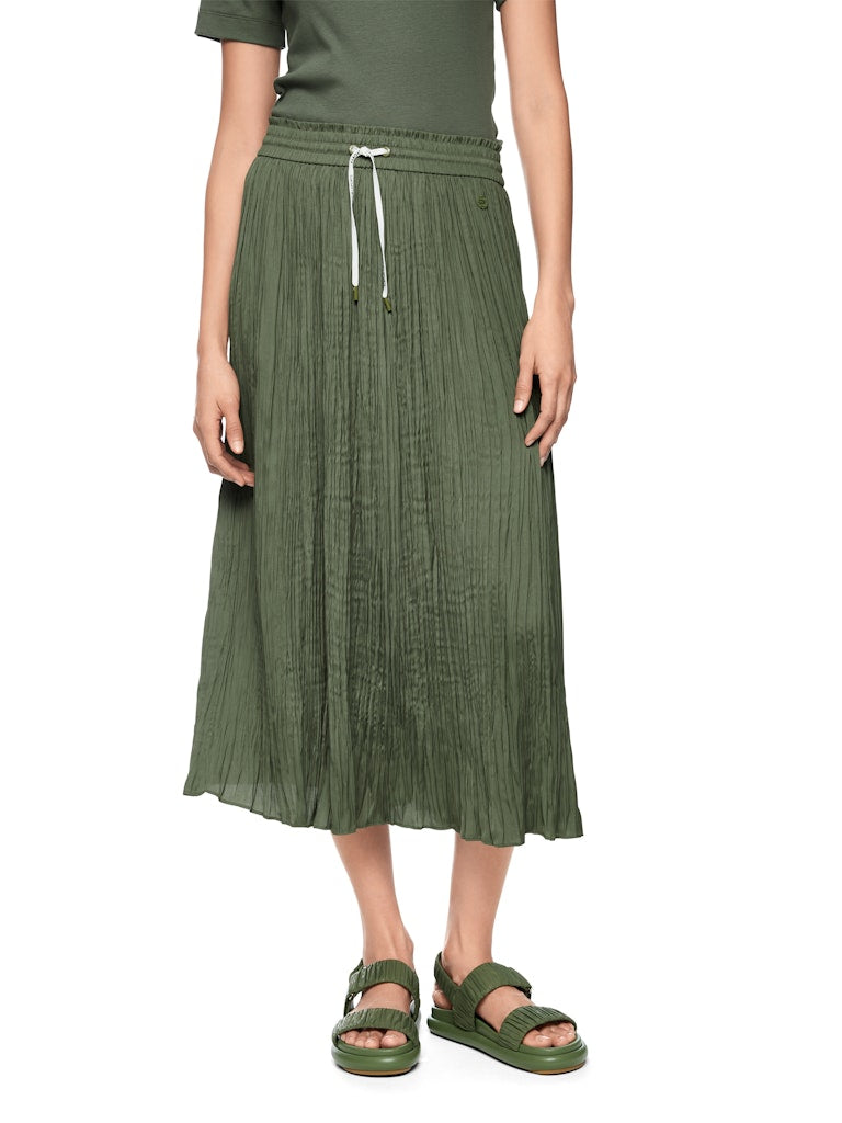 חצאית מידי בגזרה רחבה ונינוחה, מבד קליל וזורם בטקסטורת קפלים עדינה, וחגורת מותן אלסטית עם שרוך קשירה.הרכב: 100% פוליאסטר ממוחזרהדוגמנית בגובה 1.79 ולובשת מידה 3 של מארק קיין