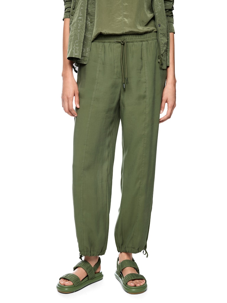 מכנסיים בעיצוב ספורטיבי, בגזרה רחבה ונינוחה, עשויים בד קליל מתערובת ויסקוזה. מותן אלסטי בגובה סטנדרטי, ומכפלת בגובה הקרסול, עם שרוכי קשירה להתאמה אישית, ושני כיסי צד.הרכב: 81% ויסקוזה, 19% פוליאסטרהדוגמנית בגובה 1.79 ולובשת מידה 3 של מארק קיין