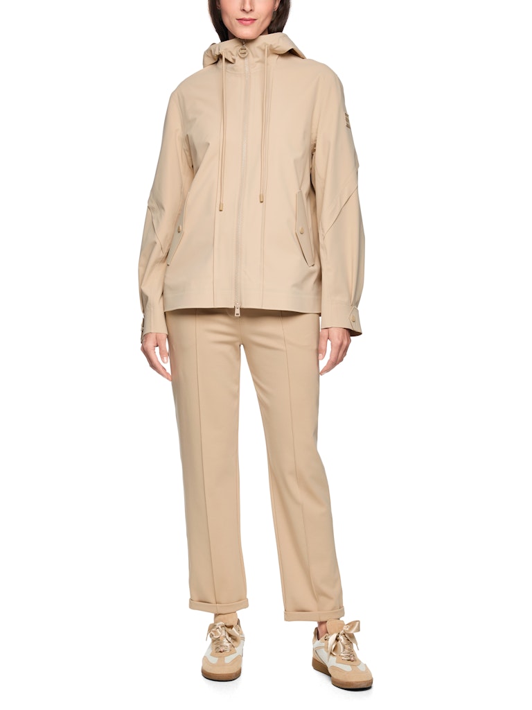 ז'קט בסגנון מעיל מטיילים ספורטיבי, עשוי חומר עמיד, גמיש וקל משקל. עם כובע קפוצ'ון, זוג כיסי צד בסגירת תיקתקים, שרוולים ארוכים בסיומת חפתים, ורוכסן קדמי דו כיווני. חיתוכים גיאומטריים ותוספות דיטיילס משלימים את המראה האופנתי. ללוק מלא בסטייל ושימושי בכל מזג אוויר.הרכב: 86% פוליאמיד, 14% אלסטןהדוגמנית בגובה 1.79 ולובשת מידה 3 של מארק קיין