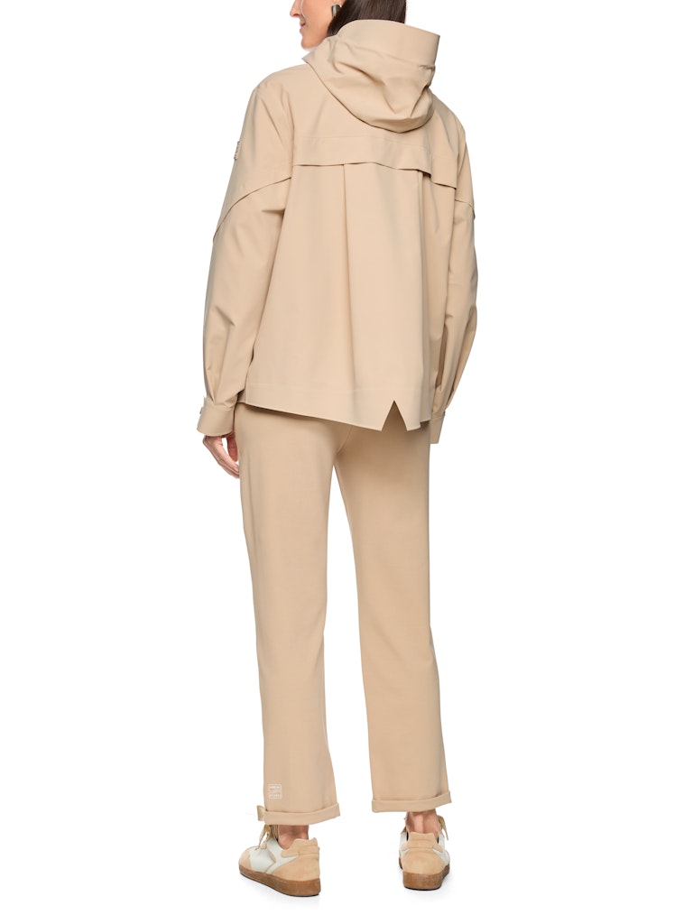 ז'קט בסגנון מעיל מטיילים ספורטיבי, עשוי חומר עמיד, גמיש וקל משקל. עם כובע קפוצ'ון, זוג כיסי צד בסגירת תיקתקים, שרוולים ארוכים בסיומת חפתים, ורוכסן קדמי דו כיווני. חיתוכים גיאומטריים ותוספות דיטיילס משלימים את המראה האופנתי. ללוק מלא בסטייל ושימושי בכל מזג אוויר.הרכב: 86% פוליאמיד, 14% אלסטןהדוגמנית בגובה 1.79 ולובשת מידה 3 של מארק קיין