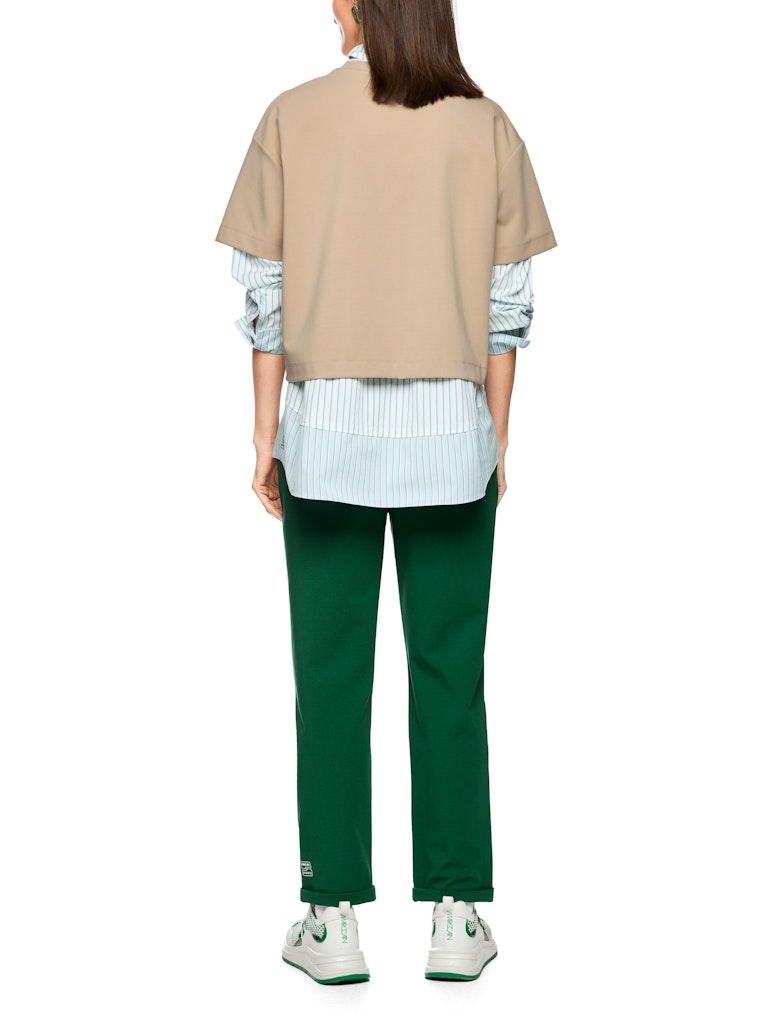 חולצת טישירט בגזרה נינוחה, עם שרוולים קצרים ורחבים, עשויה בד כותנה-מודל רך ונעים.צווארון עגול בגימור מנג'ט ריב, ודיטייל של פאץ' לב רקום בחזית.הרכב: 47% כותנה, 47% מודל, 6% אלסטןהדוגמנית בגובה 1.79 ולובשת מידה 3 של מארק קיין