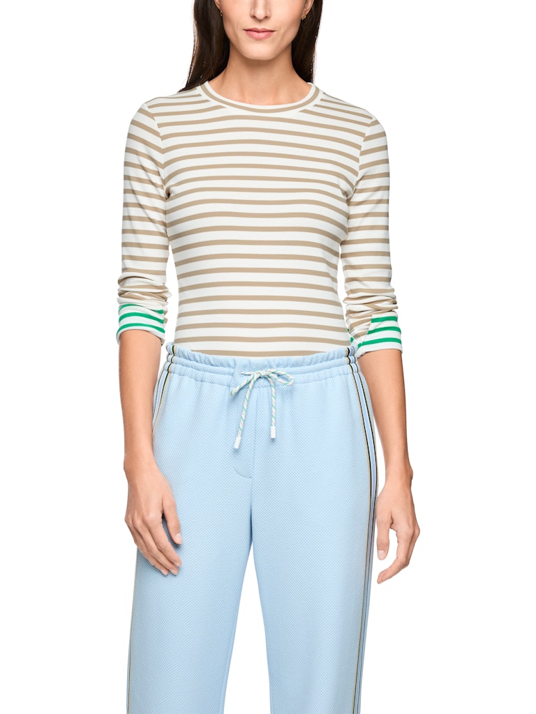 חולצת טישירט בגזרה צמודה, עשויה כותנה רכה וגמישה, בדוגמת פסים בגוון בז'. עם צווארון עגול ושרוולים ארוכים.הרכב: 94% כותנה, 6% אלסטןהדוגמנית בגובה 1.79 ולובשת מידה 3 של מארק קיין