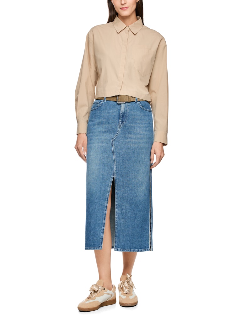 חולצה מכופתרת בגזרה רחבה ומשוחררת ובאורך קצר, עשויה כותנה אורגנית נעימה ונוחה במיוחד.עם צווארון קלאסי, שרוולים ארוכים בגימור חפתים הניתנים לקיפול וכיפתור, סגירה באמצעות שורת כפתורים נסתרת לאורך החולצה, וכיס דש כפול.הרכב: 100% כותנה אורגניתהדוגמנית בגובה 1.79 ולובשת מידה 3 של מארק קיין