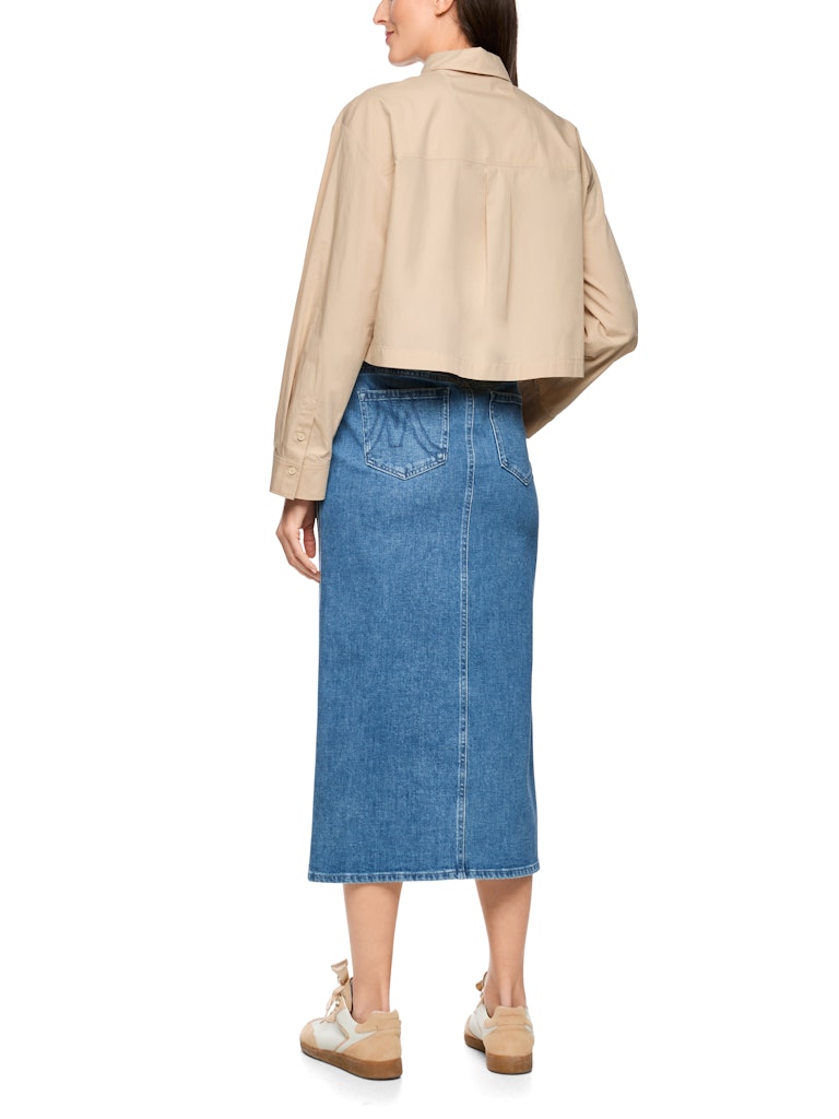 חולצה מכופתרת בגזרה רחבה ומשוחררת ובאורך קצר, עשויה כותנה אורגנית נעימה ונוחה במיוחד.עם צווארון קלאסי, שרוולים ארוכים בגימור חפתים הניתנים לקיפול וכיפתור, סגירה באמצעות שורת כפתורים נסתרת לאורך החולצה, וכיס דש כפול.הרכב: 100% כותנה אורגניתהדוגמנית בגובה 1.79 ולובשת מידה 3 של מארק קיין