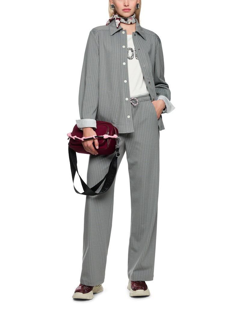 ז'קט בגזרה רחבה ונינוחה, מבד רך וגולש בדוגמת פסי סיכה דקים. גומי במותן מאפשר התאמת רוחב אישית. עם צווארון קלאסי, כיסים חזיתיים, שרוולים ארוכים בסיומת חפתים, וסגירת תיקתקים לכל אורך הז'קט.הרכב: 60% ויסקוזה, 36% פוליאמיד, 4% אלסטןהדוגמנית בגובה 1.79 ולובשת מידה 3 של מארק קיין