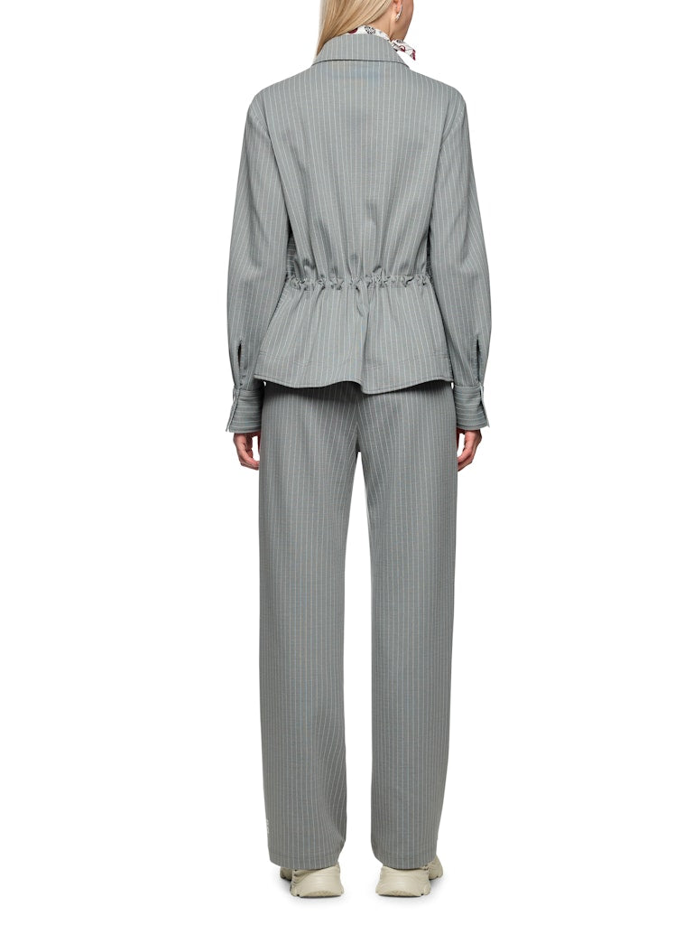 ז'קט בגזרה רחבה ונינוחה, מבד רך וגולש בדוגמת פסי סיכה דקים. גומי במותן מאפשר התאמת רוחב אישית. עם צווארון קלאסי, כיסים חזיתיים, שרוולים ארוכים בסיומת חפתים, וסגירת תיקתקים לכל אורך הז'קט.הרכב: 60% ויסקוזה, 36% פוליאמיד, 4% אלסטןהדוגמנית בגובה 1.79 ולובשת מידה 3 של מארק קיין