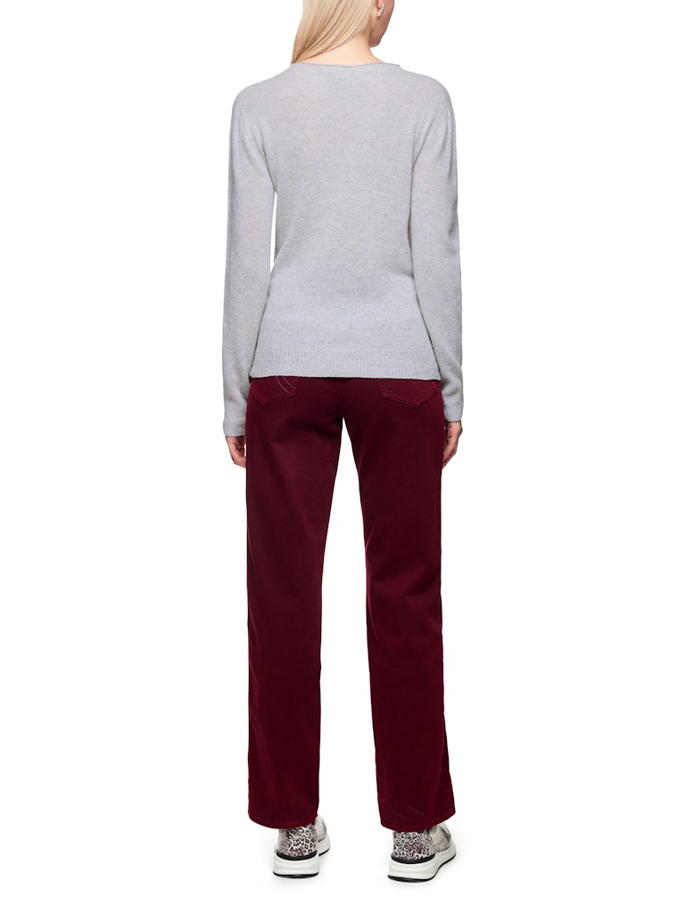 סריג דק ועדין, בגזרה צמודה לגוף, סרוג מבד רך ונעים במיוחד, בשילוב צמר איכותי וקשמיר.הדפס בדוגמה מנומרת בחזית, צווארון עגול ורחב, ושרוולים ארוכים.הרכב: 35% צמר, 30% ויסקוזה, 20% קשמיר, 15% פוליאמידהדוגמנית בגובה 1.79 ולובשת מידה 3 של מארק קיין