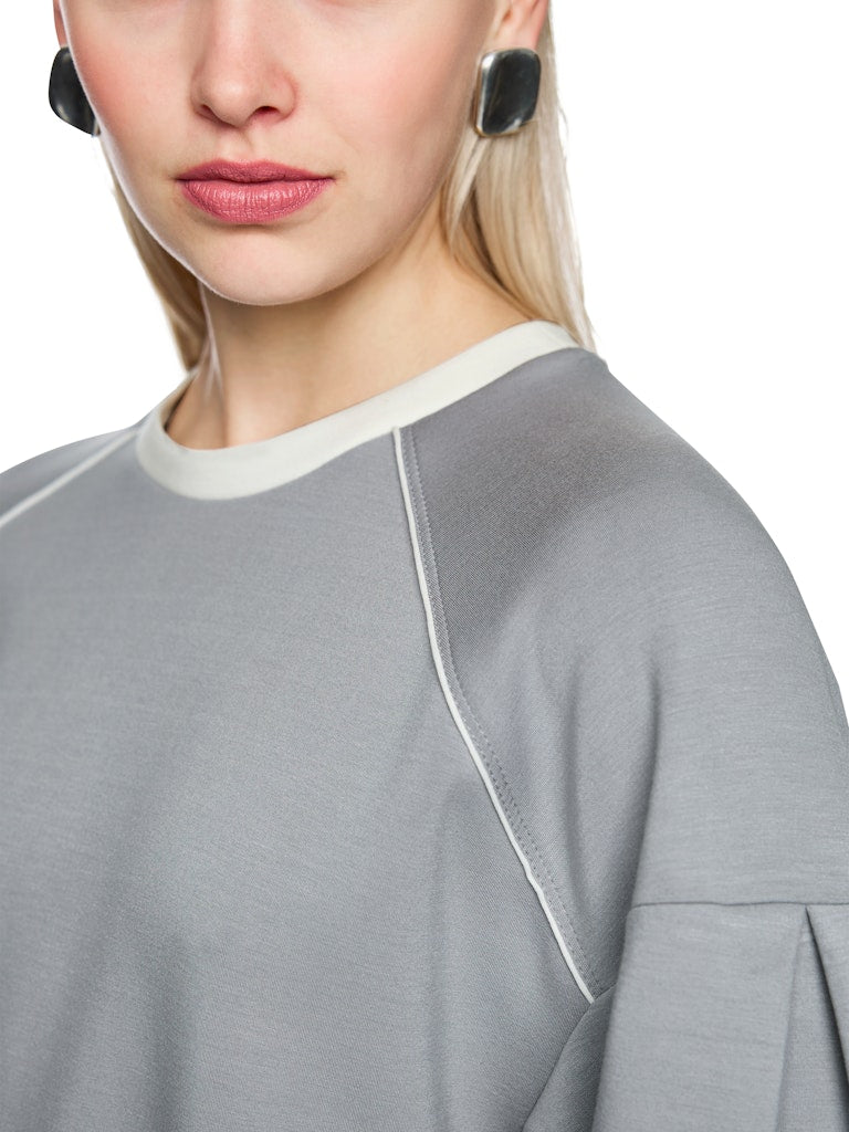 סווטשירט בעיצוב ספורטיבי, בגזרה רחבה עם צללית בלון עדינה, עשוי בד רך, גולש ונעים במיוחד. עם שרוולים רחבים באורך 3/4, צווארון עגול, ותפרים מודגשים בגוון אוף ווייט.הרכב: 47% פוליאמיד, 44% ויסקוזה, 9% אלסטןהדוגמנית בגובה 1.79 ולובשת מידה 3 של מארק קיין