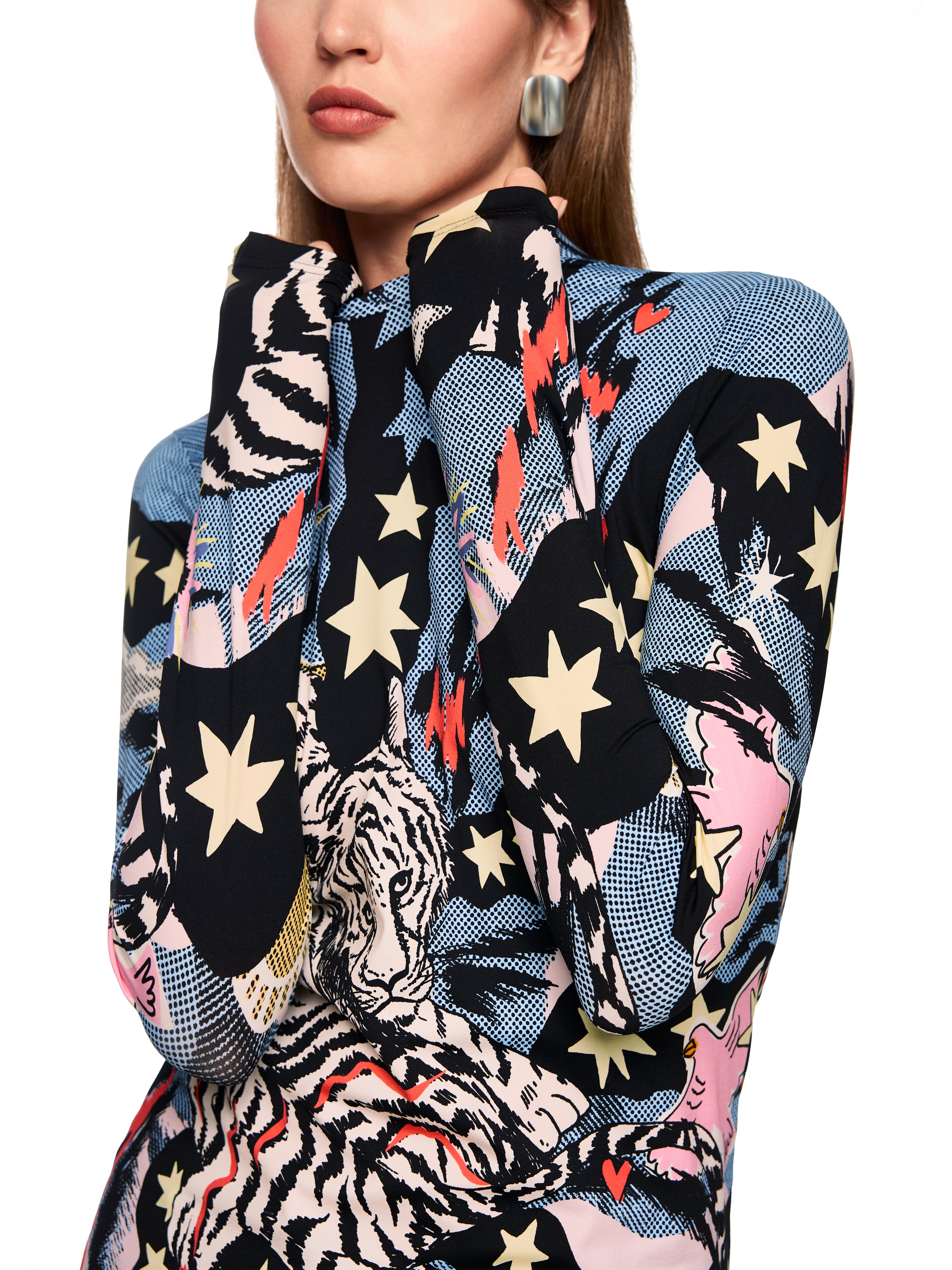 חולצה ארוכת שרוולים בגזרה צמודה עם צווארון עגול והדפסהרכב: 84% פוליאמיד, 16% אלסטןהדוגמנית בגובה 1.79 ולובשת מידה 3 של מארק קיין 