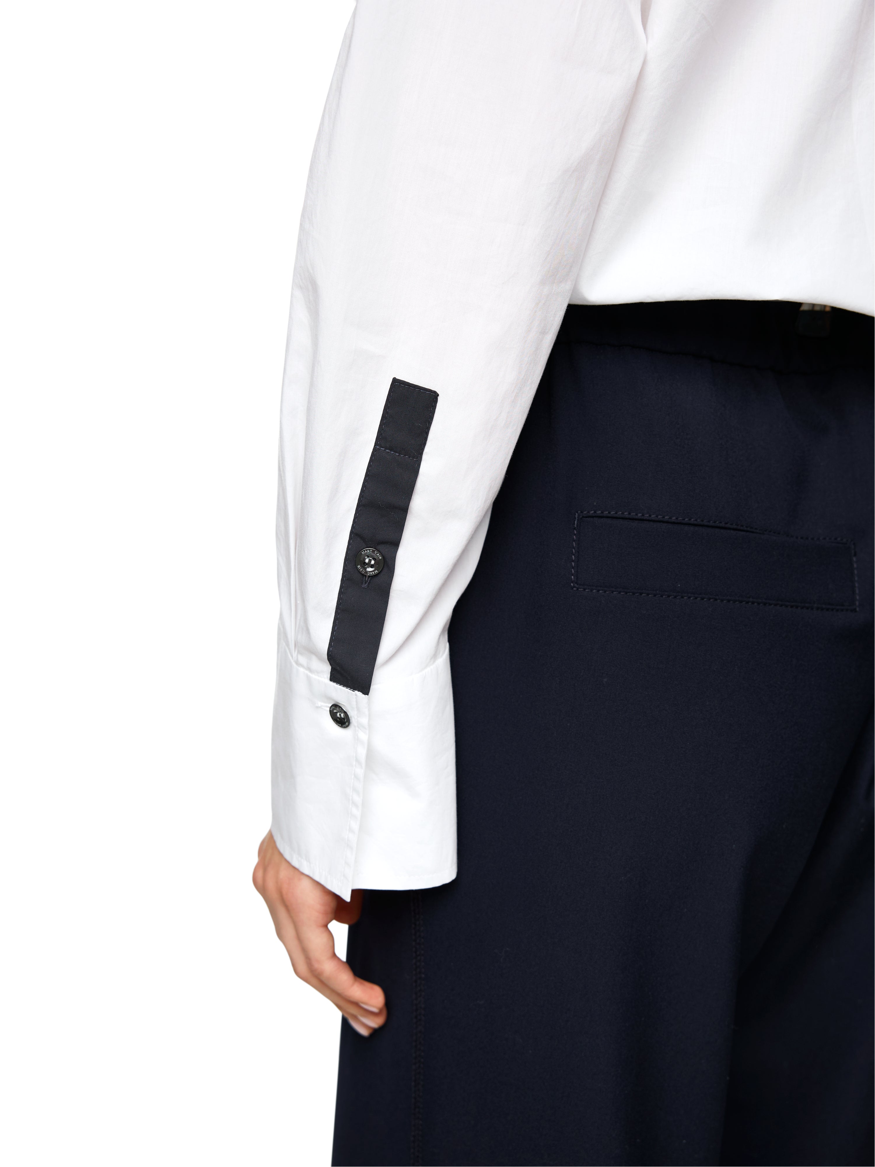 חולצה קצרה עשויה כותנה עם גומייה מתכווננת במכפלת אלסטיתהרכב: 100% כותנההדוגמנית בגובה 1.79 ולובשת מידה 3 של מארק קיין