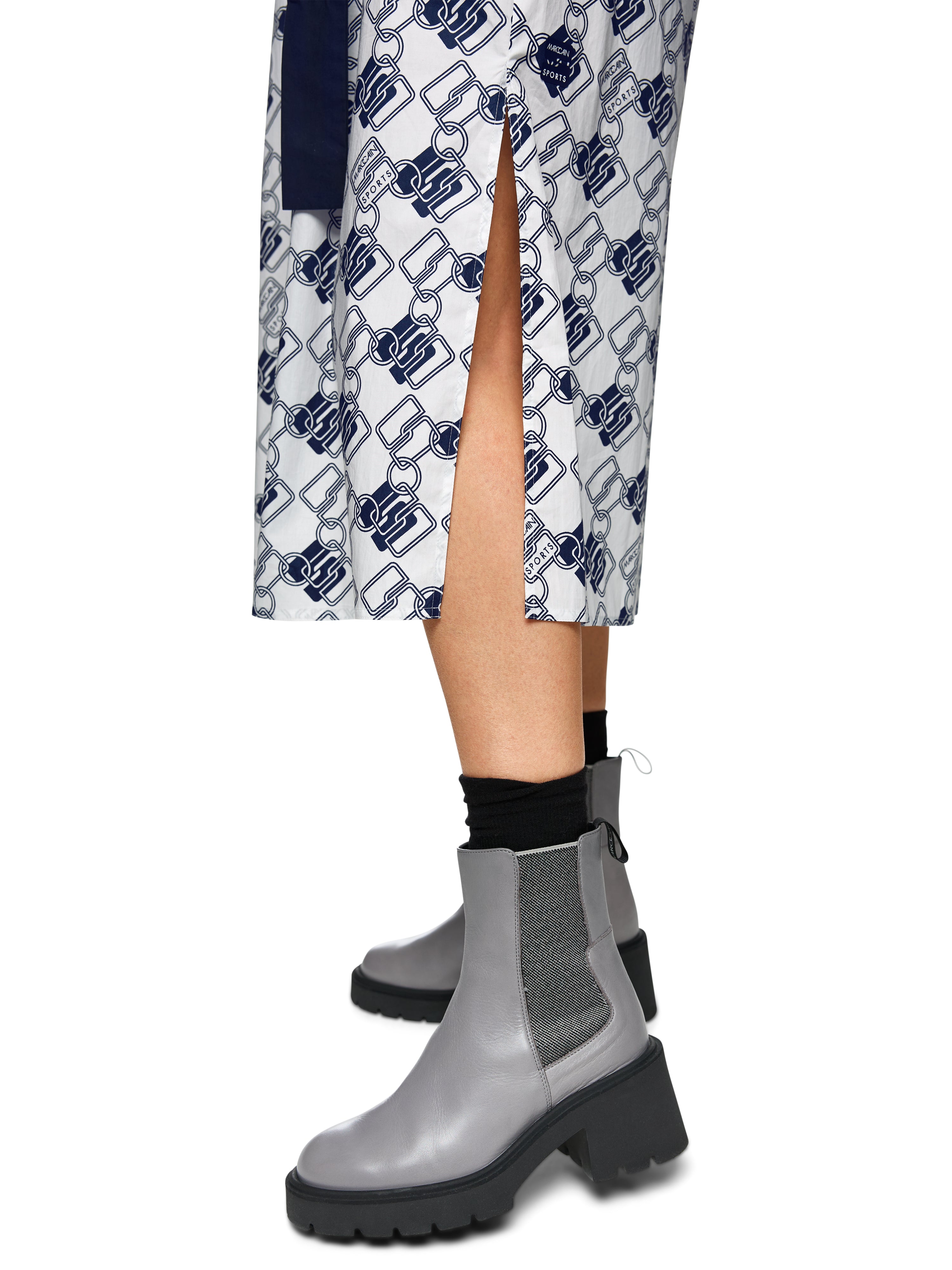 שמלת מידי עם הדפס וחגורת מותן הניתנת להסרההרכב: 100% כותנההדוגמנית בגובה 1.79 ולובשת מידה 3 של מארק קיין