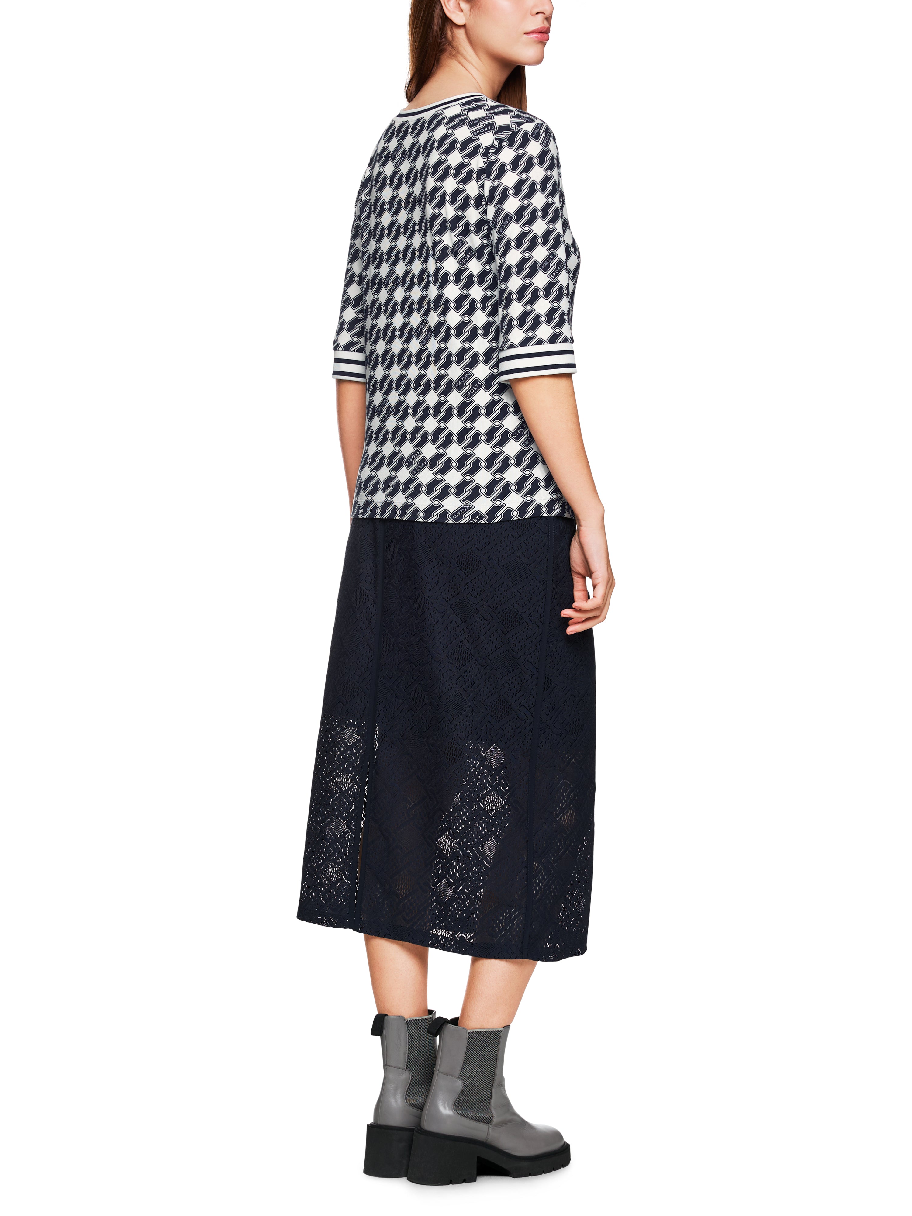 חולצת ג'רזי עם הדפס עשויה כותנה נמתחתהרכב: 94% כותנה, 6% אלסטןהדוגמנית בגובה 1.79 ולובשת מידה 3 של מארק קיין