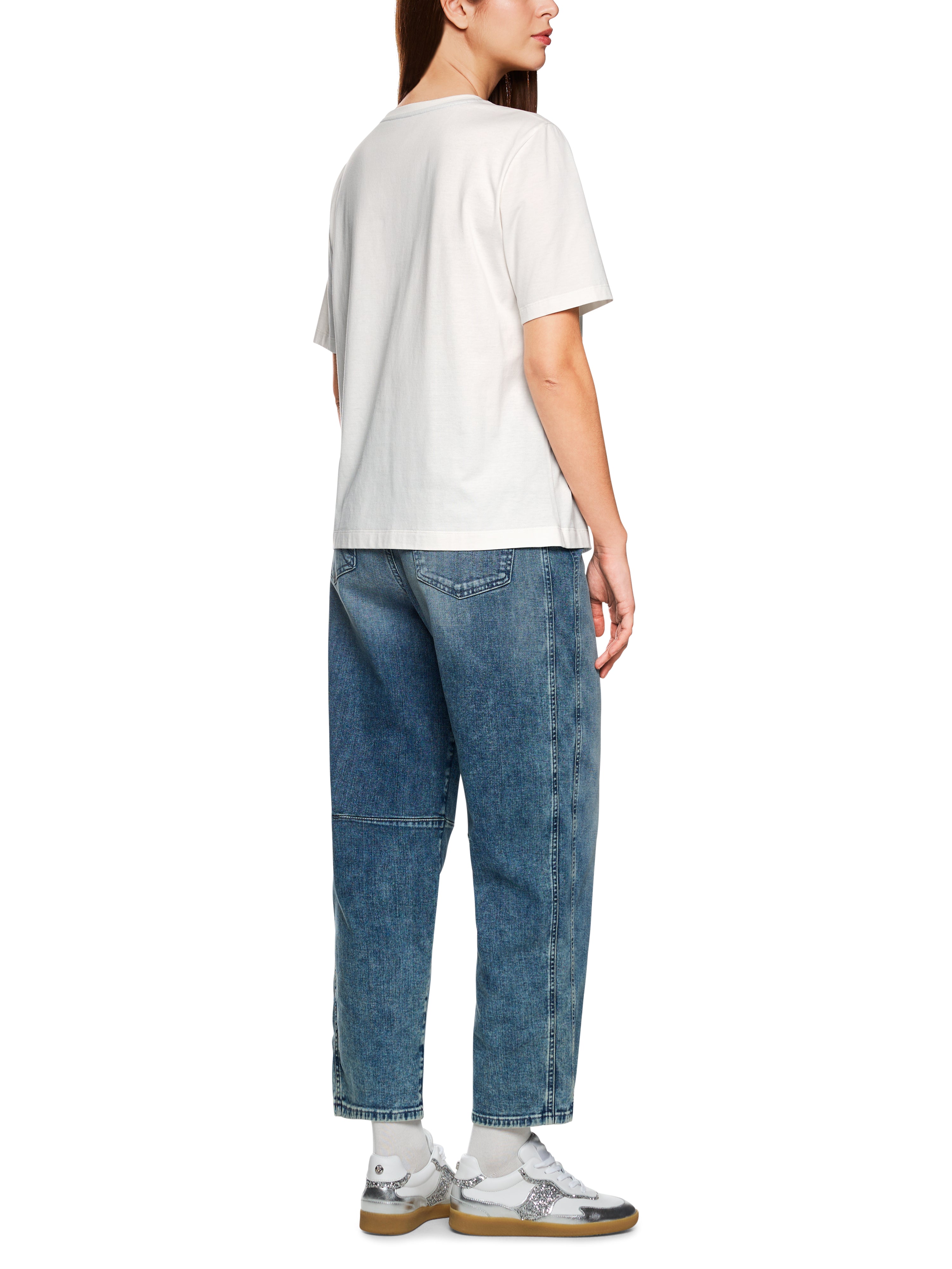 חולצת טי עשויה כותנה עם הדפס גאומטריהרכב: 100% כותנההדוגמנית בגובה 1.79 ולובשת מידה 3 של מארק קיין