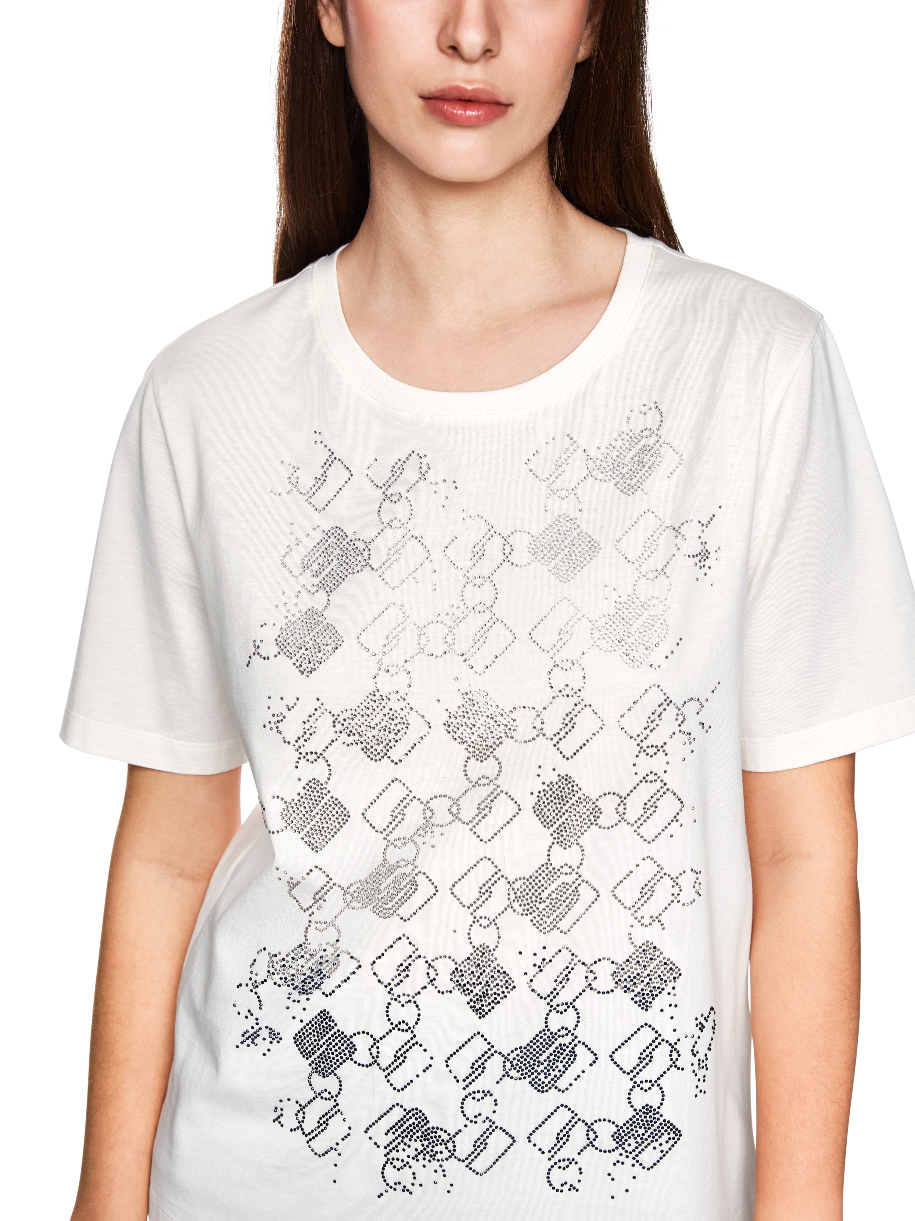 חולצת טי עשויה כותנה עם הדפס גאומטריהרכב: 100% כותנההדוגמנית בגובה 1.79 ולובשת מידה 3 של מארק קיין