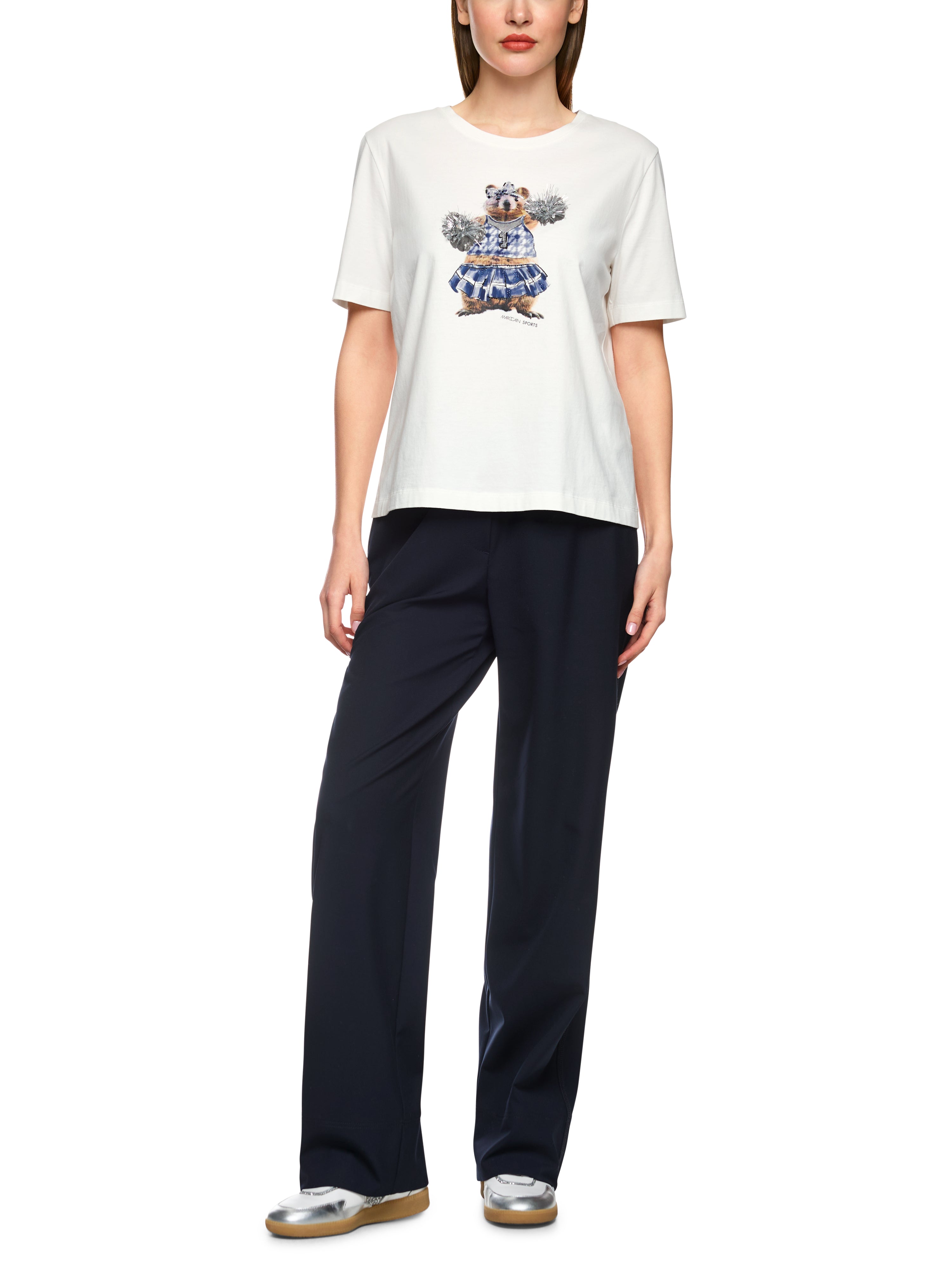 חולצה טי עשויה כותנה עם הדפס מוטיב בעיטור פייטים ופניניםהרכב: 100% כותנההדוגמנית בגובה 1.79 ולובשת מידה 3 של מארק קיין