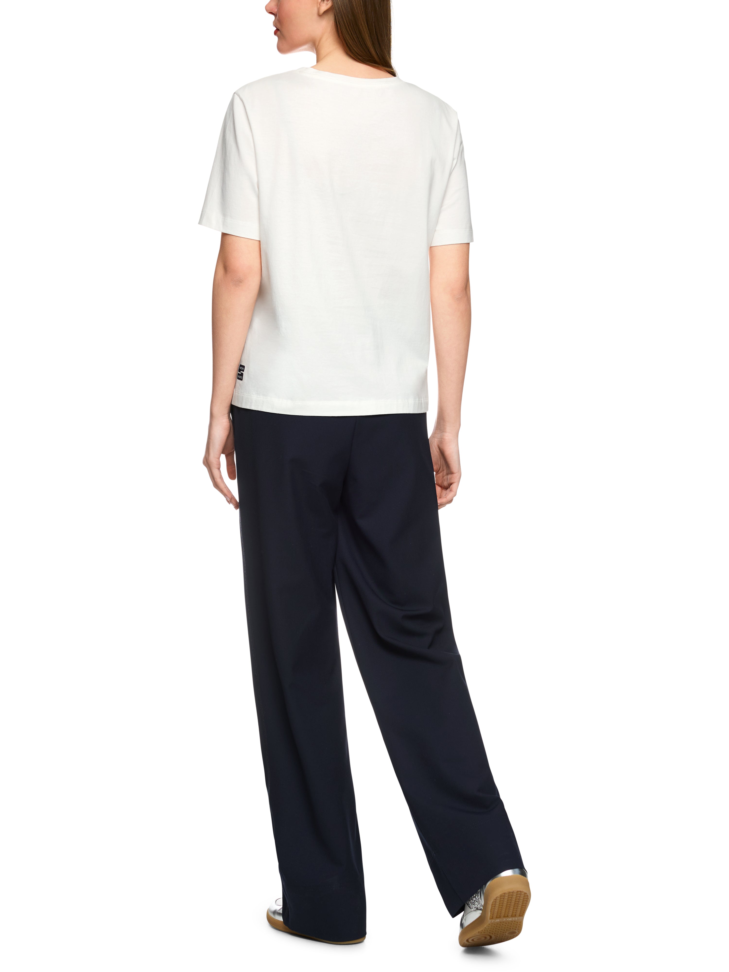 חולצה טי עשויה כותנה עם הדפס מוטיב בעיטור פייטים ופניניםהרכב: 100% כותנההדוגמנית בגובה 1.79 ולובשת מידה 3 של מארק קיין