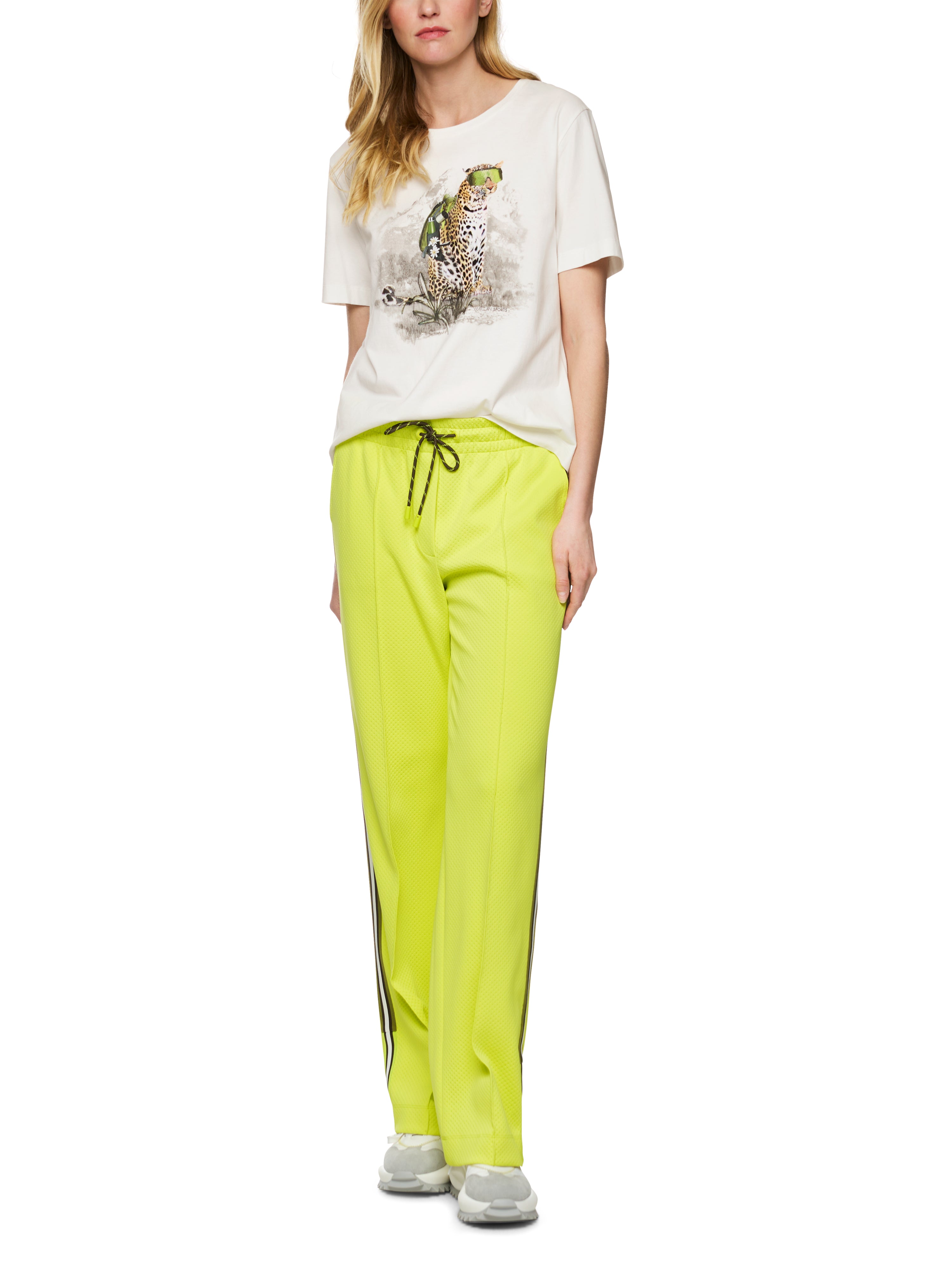 חולצה טי עשויה כותנה בגזרה ישרה עם הדפס הרכב: 100% כותנההדוגמנית בגובה 1.79 ולובשת מידה 3 של מארק קיין