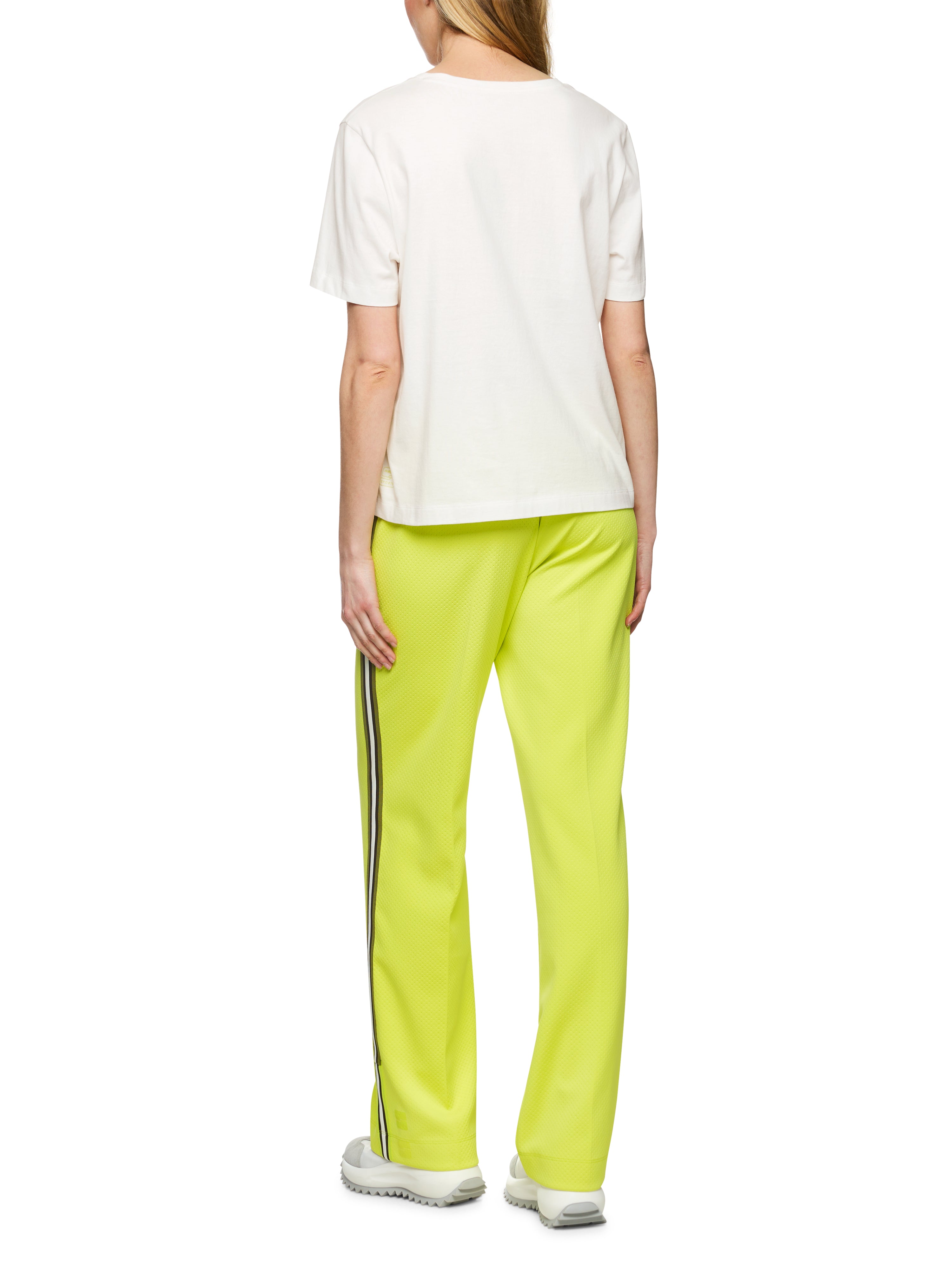 חולצה טי עשויה כותנה בגזרה ישרה עם הדפס הרכב: 100% כותנההדוגמנית בגובה 1.79 ולובשת מידה 3 של מארק קיין