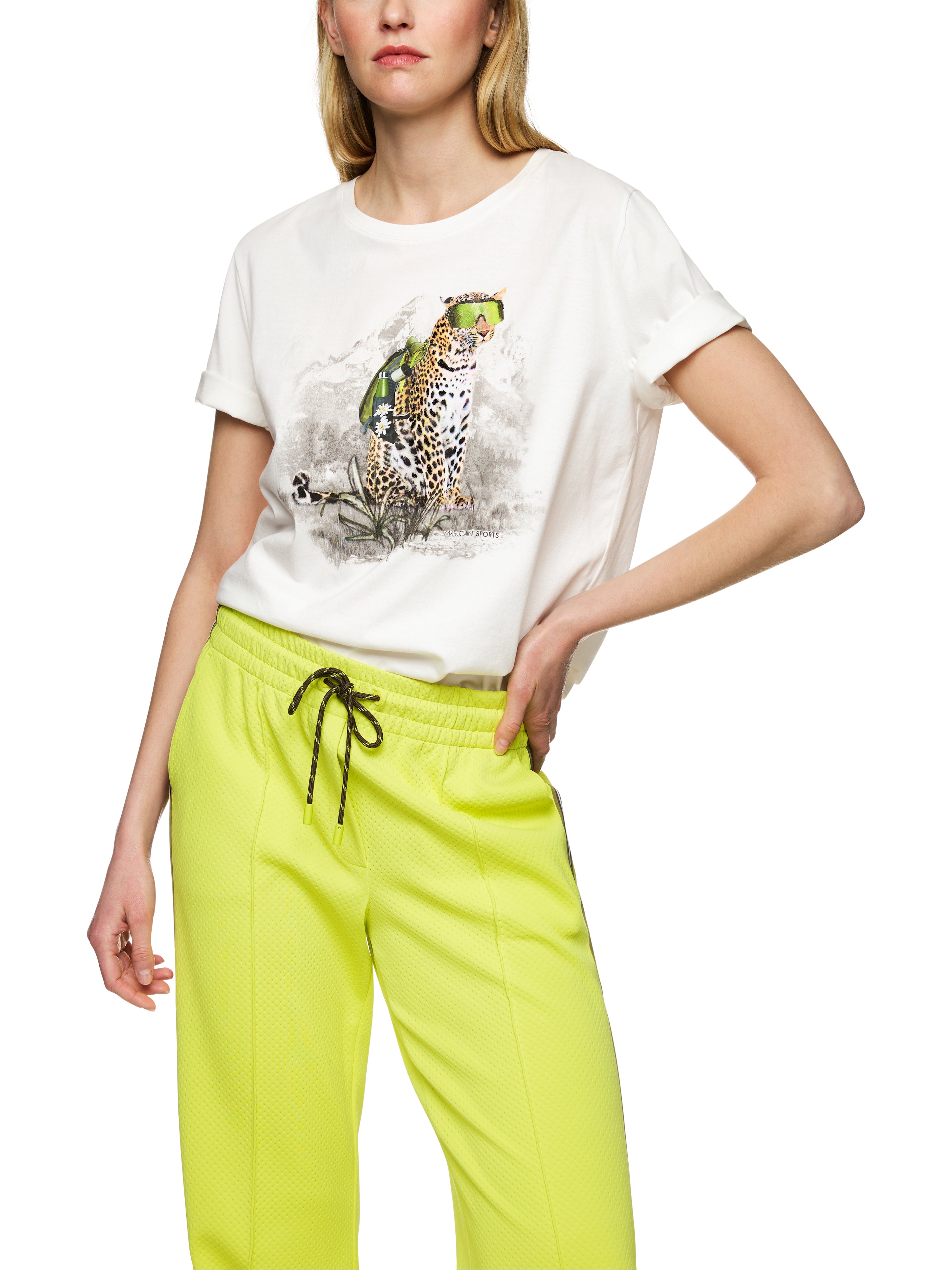 חולצה טי עשויה כותנה בגזרה ישרה עם הדפס הרכב: 100% כותנההדוגמנית בגובה 1.79 ולובשת מידה 3 של מארק קיין