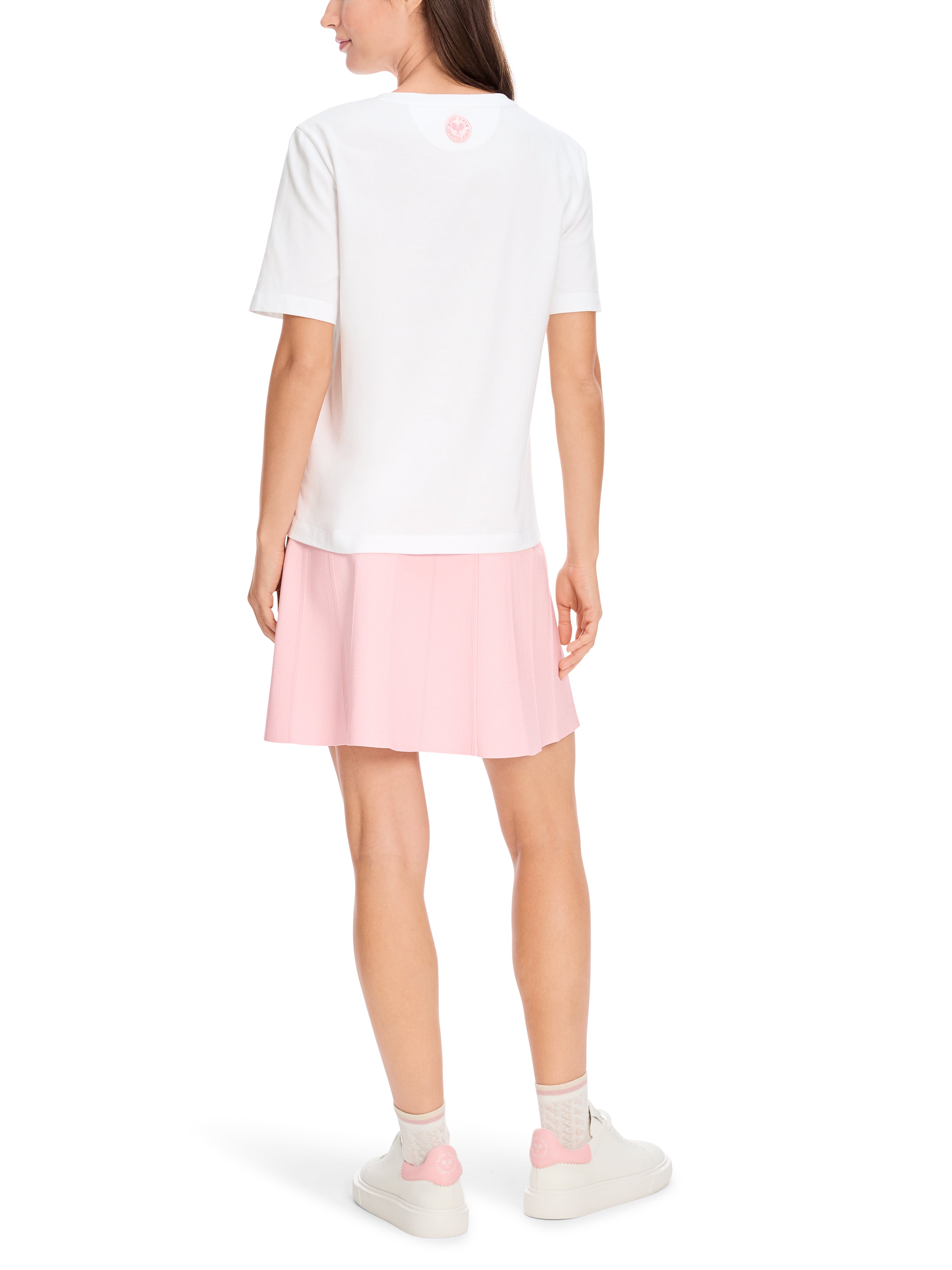 חולצת טי עם הדפס, צווארון במפתח עגולהרכב: 100% כותנה אורגניתהדוגמנית בגובה 1.79 ולובשת מידה 3 של מארק קיין