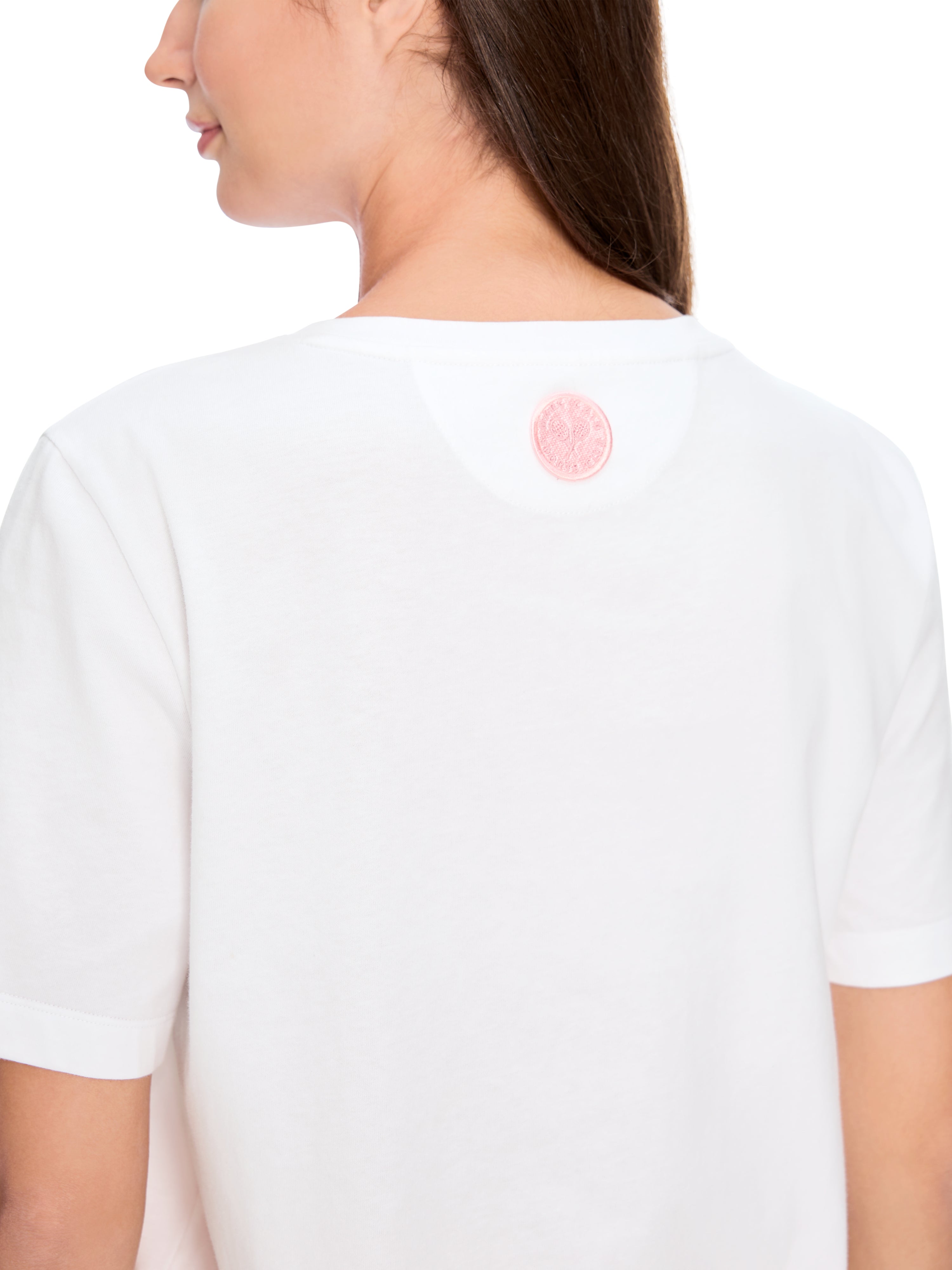 חולצת טי עם הדפס, צווארון במפתח עגולהרכב: 100% כותנה אורגניתהדוגמנית בגובה 1.79 ולובשת מידה 3 של מארק קיין