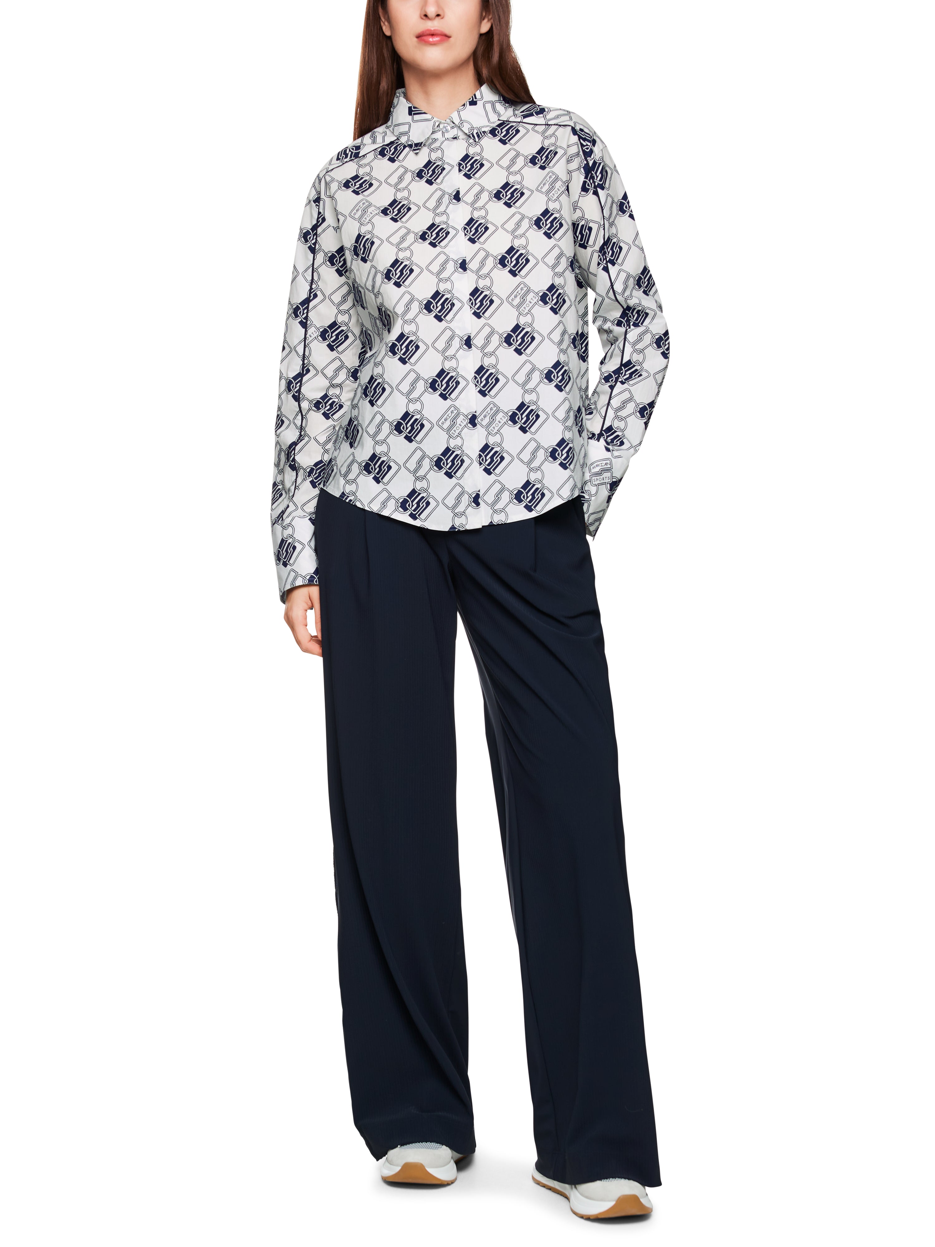 חולצה עשויה כותנה עם הדפס גאומטריהרכב: 100% כותנההדוגמנית בגובה 1.79 ולובשת מידה 3 של מארק קיין