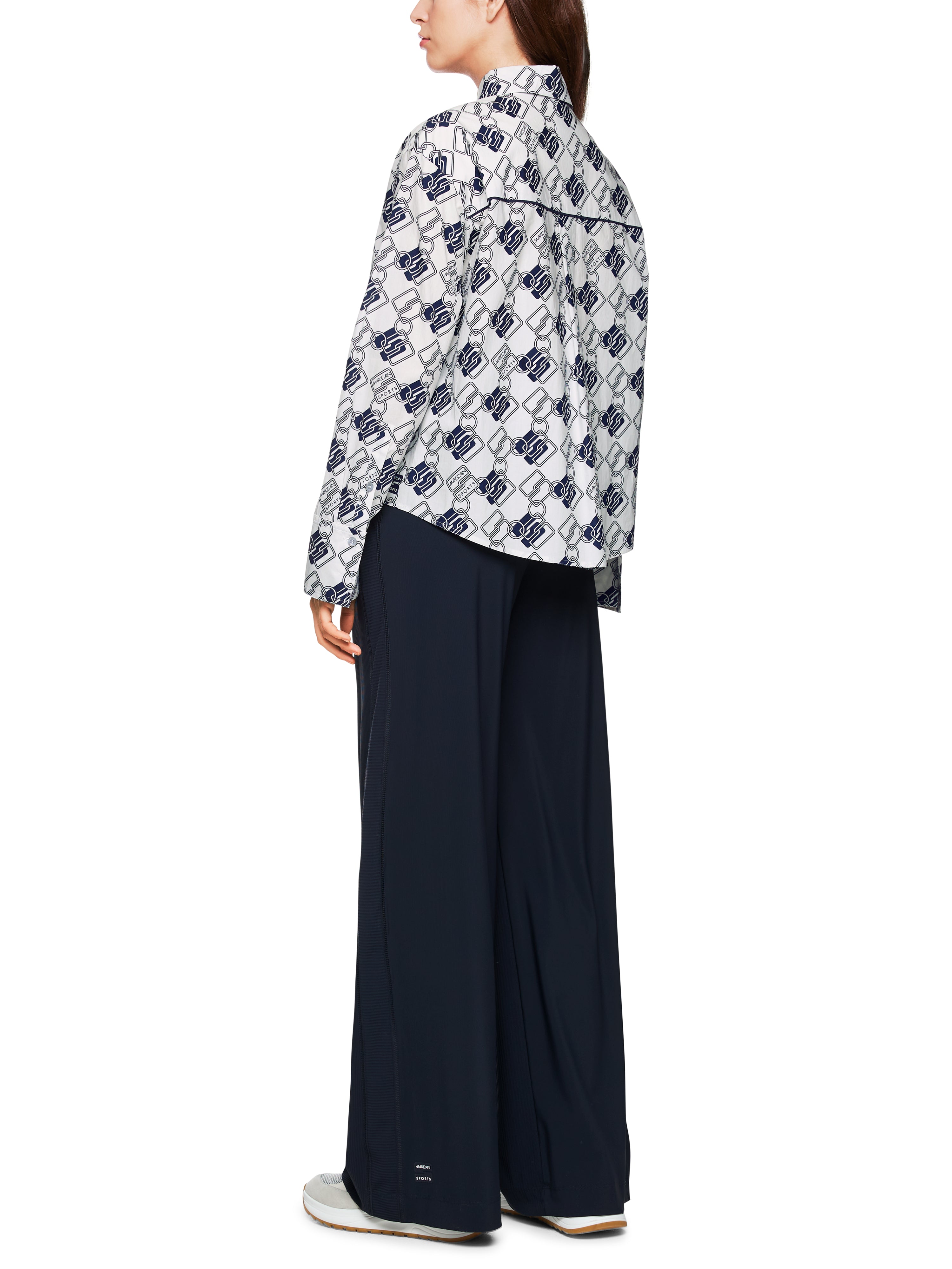 חולצה עשויה כותנה עם הדפס גאומטריהרכב: 100% כותנההדוגמנית בגובה 1.79 ולובשת מידה 3 של מארק קיין