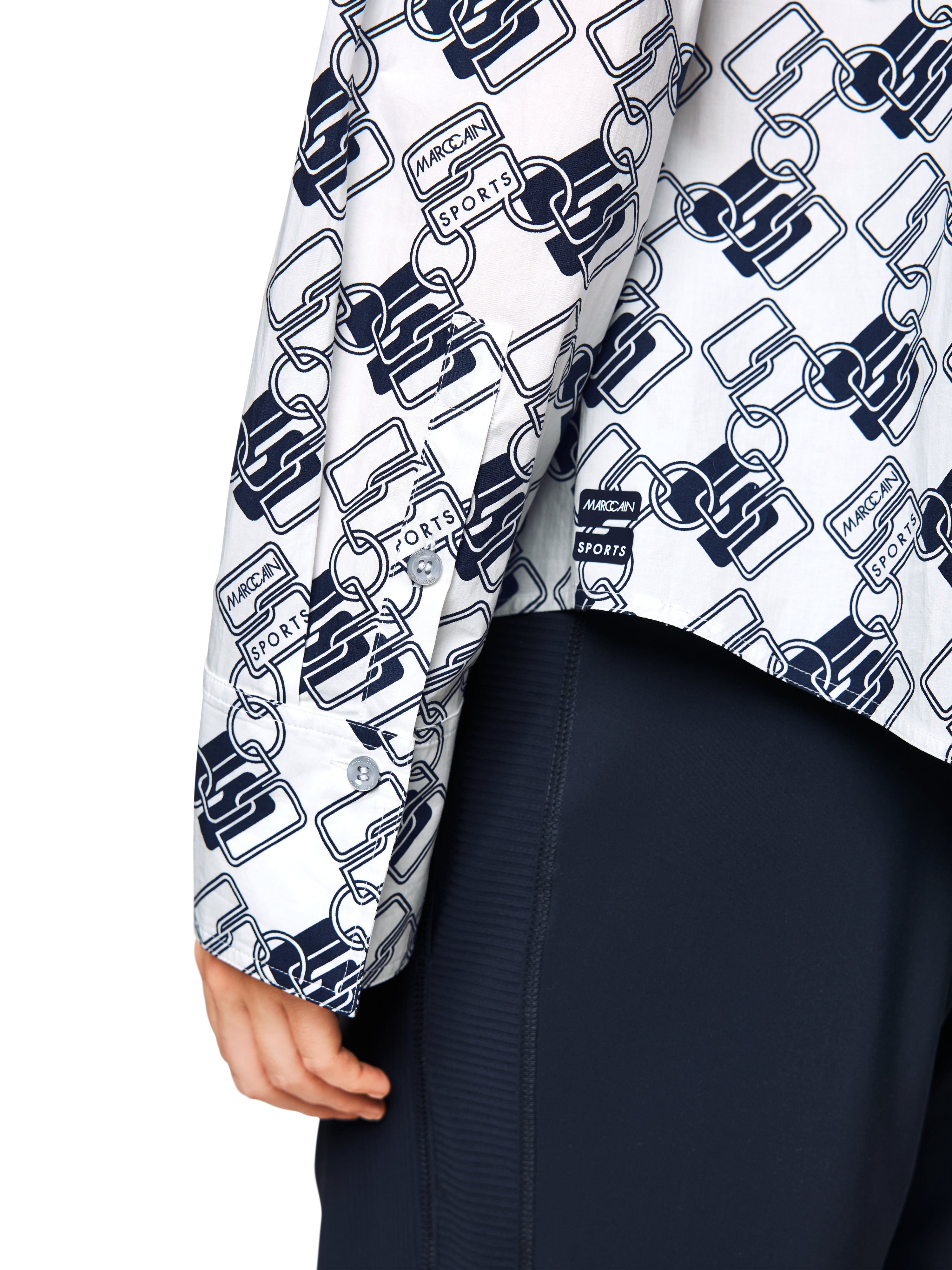 חולצה עשויה כותנה עם הדפס גאומטריהרכב: 100% כותנההדוגמנית בגובה 1.79 ולובשת מידה 3 של מארק קיין