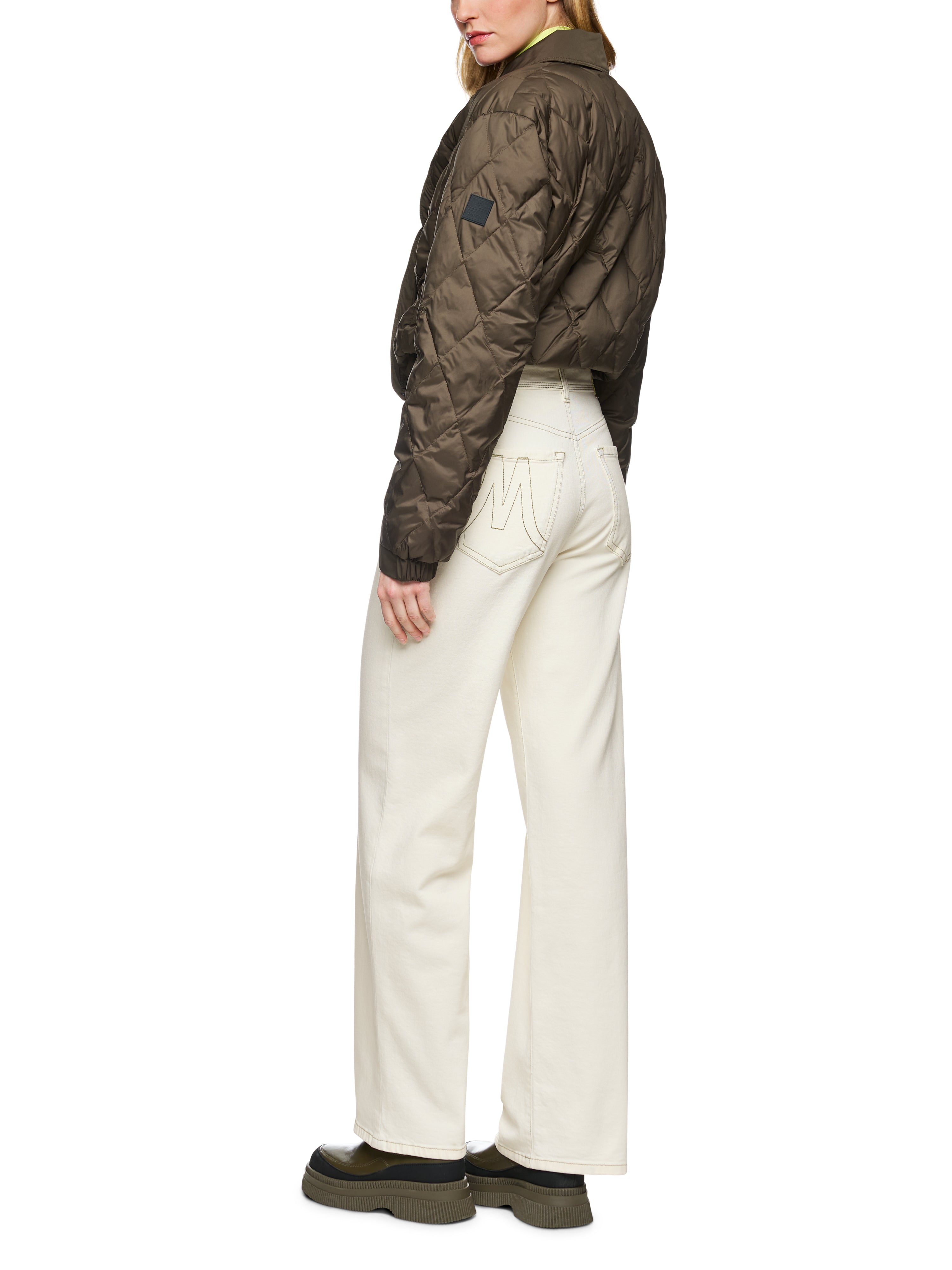 מכנסי ג'ינס עשויים כותנה גמישה, בעלי מותן גבוה וכיסיםהרכב: 79% כותנה, 20% כותנה (ממוחזרת), 1% אלסטןהדוגמנית בגובה 1.79 ולובשת מידה 3 של מארק קיין