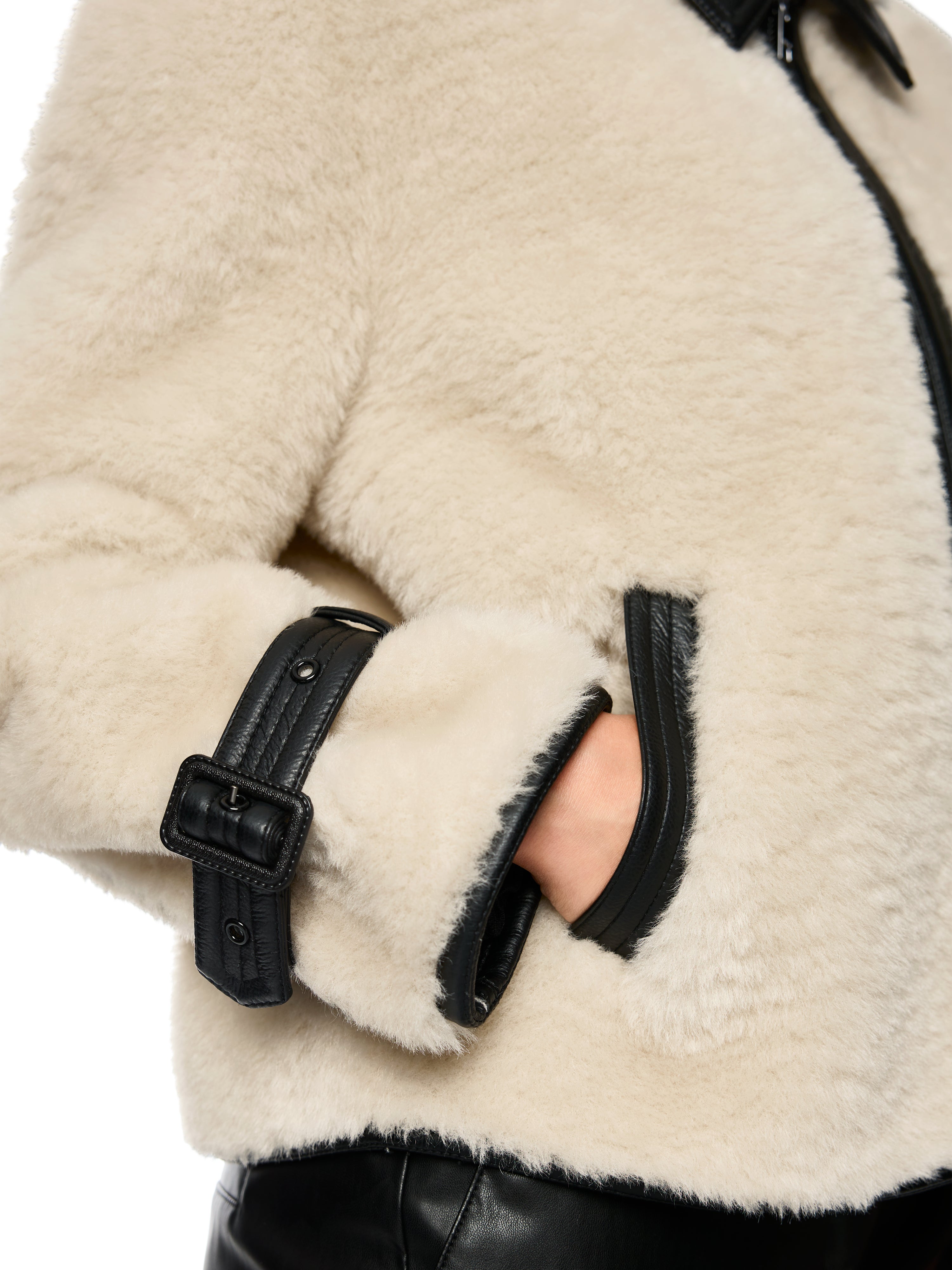 ז’קט פרווה מלאכותית רך עם צווארון קלאסי וריפוד דמוי עורשני כיסים צדדיים ורצועות דקורטיביות עם אבזם בשרווליםהרכב בד: 100% פוליאסטרהדוגמנית בגובה 1.79 ולובשת מידה 3 של מארק קיין 