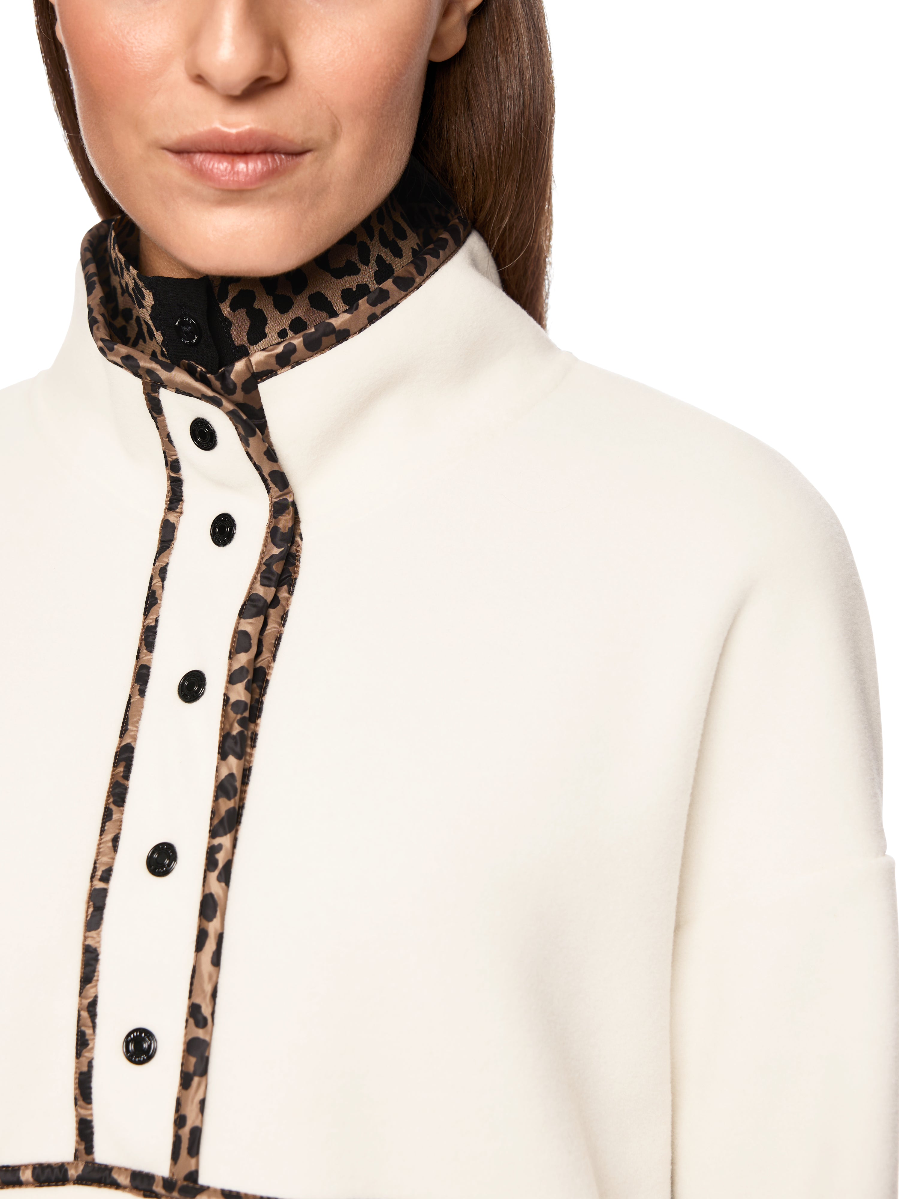 סוודר פליז לבן ונעים בגזרה ישרה עם צווארון גבוה וסגירת סיכות לחיצהכולל כיסים עם רוכסן ופרטים מנומרים בגב ובצווארוןהרכב בד: 64% פוליאסטר, 36% כותנההדוגמנית בגובה 1.79 ולובשת מידה 3 של מארק קיין 