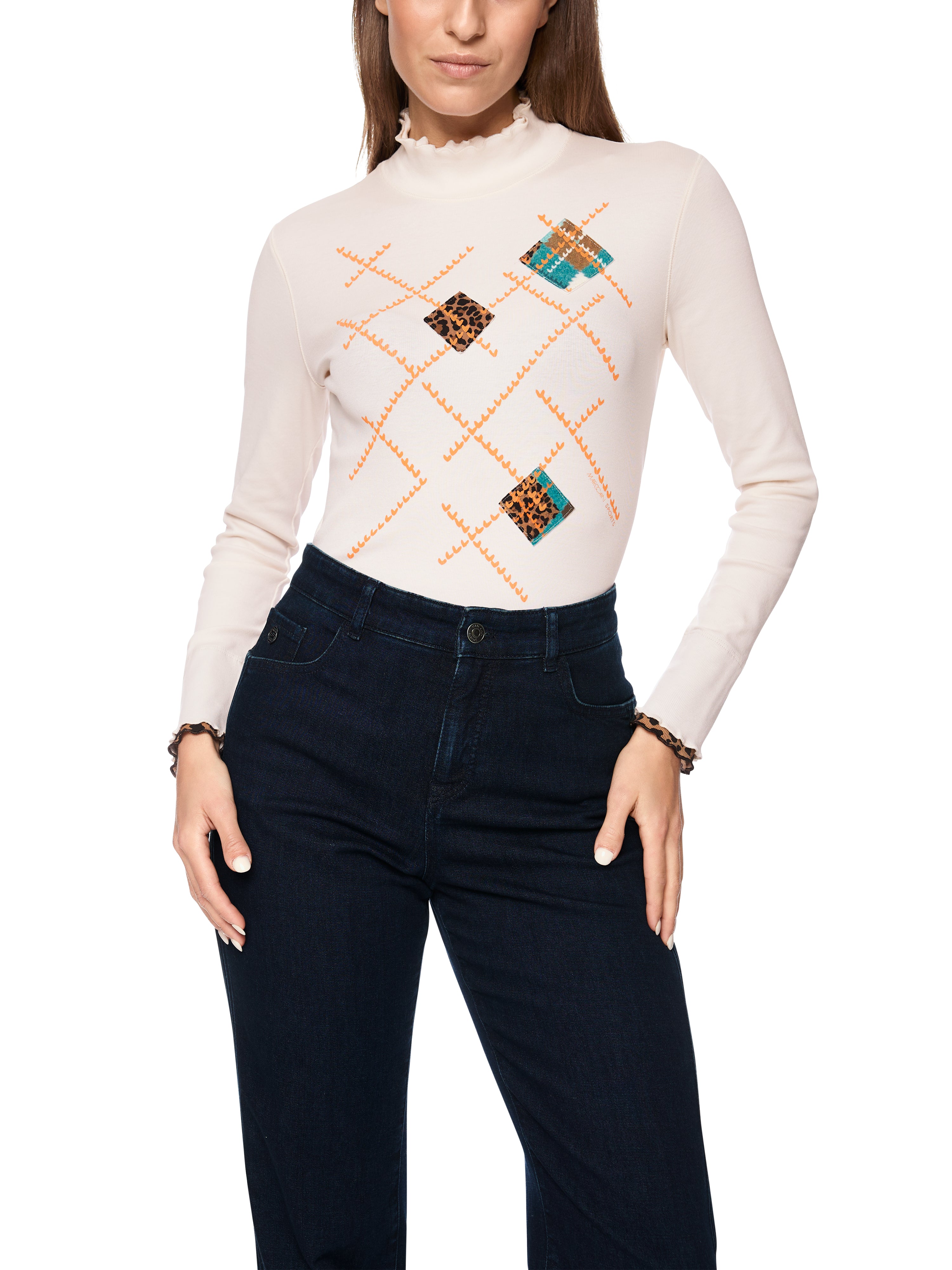 חולצת גולף צמודה עם שרוולים ארוכים בצבע שמנת בהירהמעוטרת בדוגמת משבצות עדינה והדפס מנומר על קצות השרוולים והצווארוןהרכב בד: 94% כותנה, 6% אלסטןהדוגמנית בגובה 1.79 ולובשת מידה 3 של מארק קיין