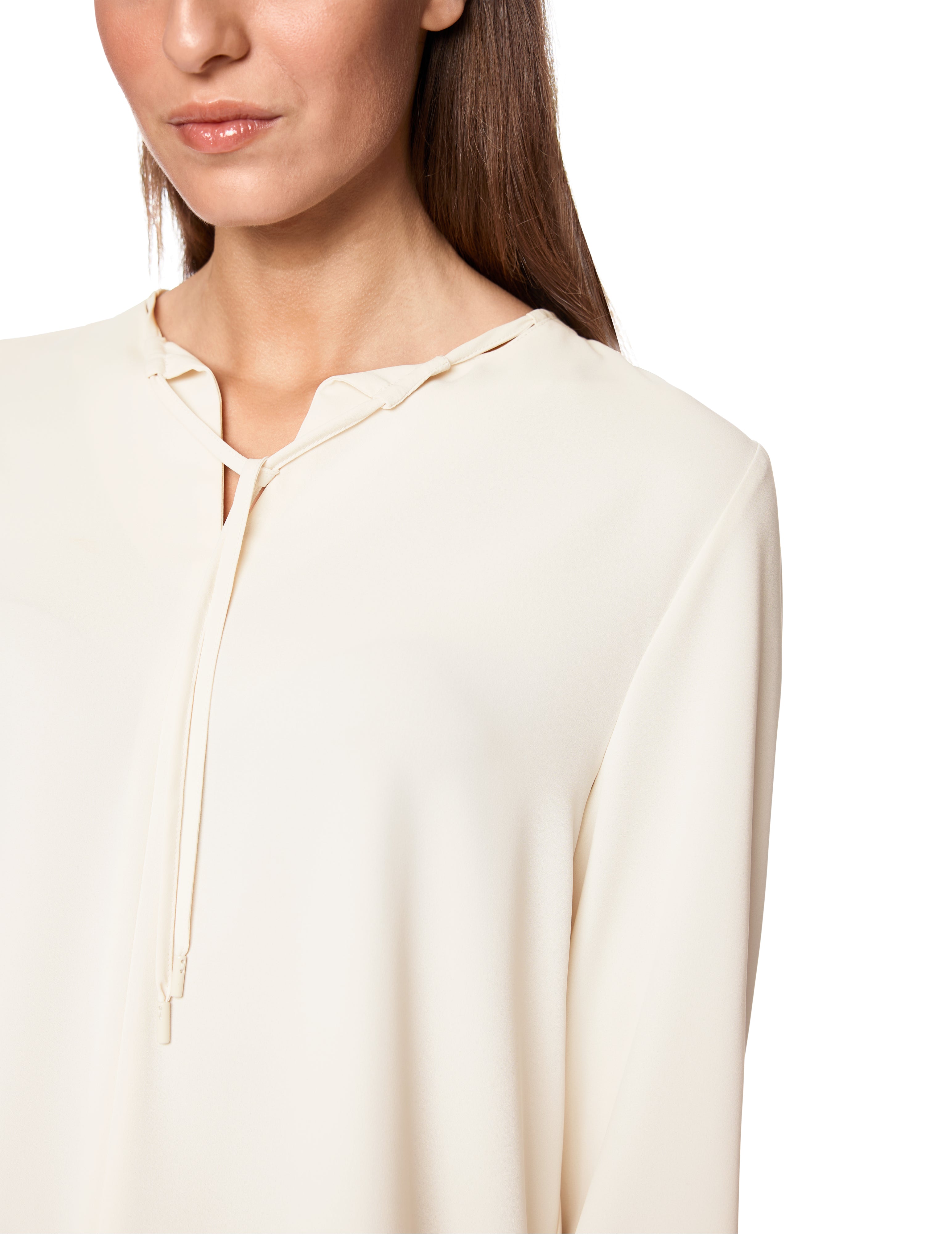 חולצה בגזרה רחבה עם שרוולים ארוכים וסרט לקשירה בצווארוןהרכב בד: 100% פוליאסטרהדוגמנית בגובה 1.79 ולובשת מידה 3 של מארק קיין