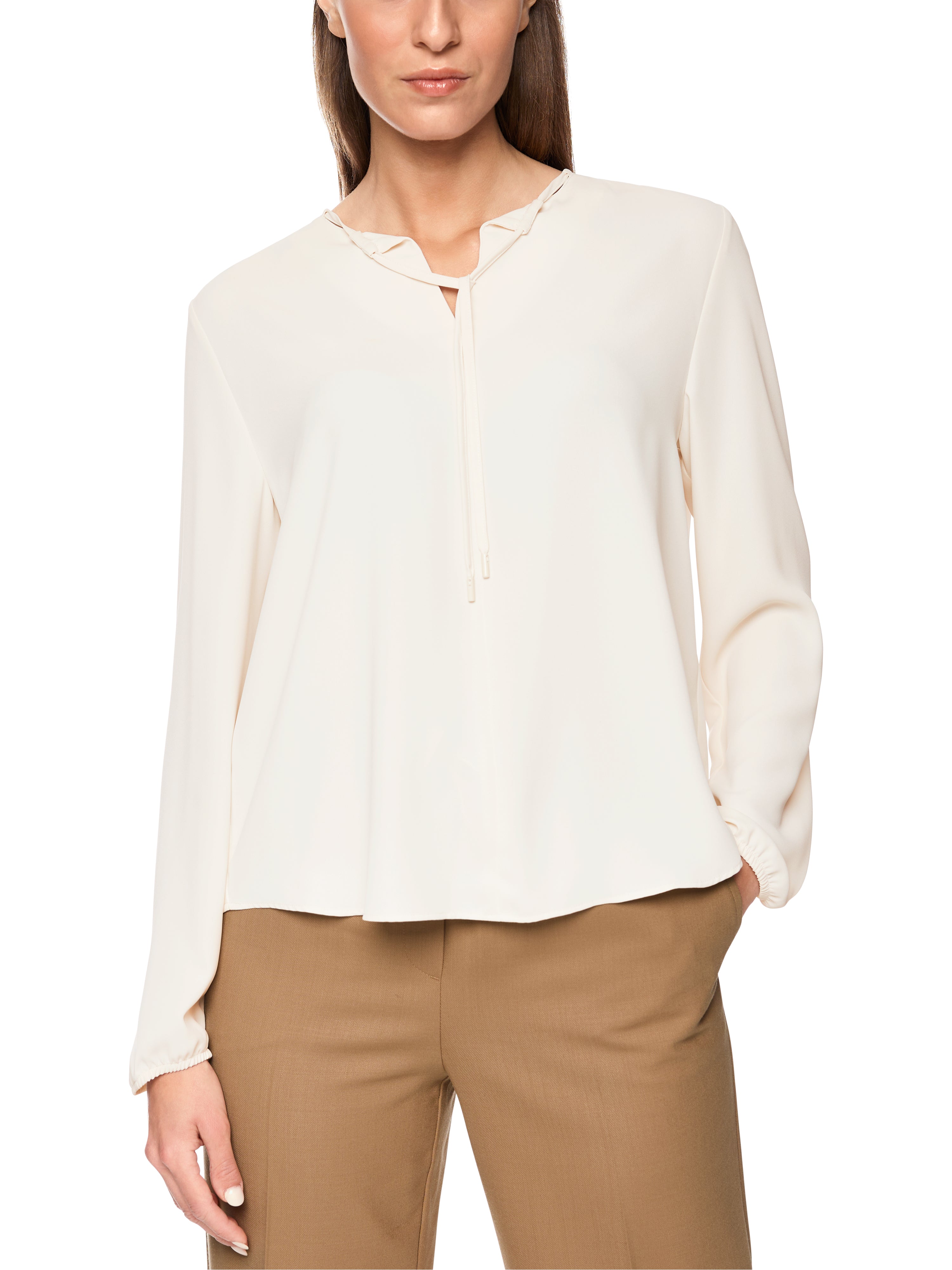 חולצה בגזרה רחבה עם שרוולים ארוכים וסרט לקשירה בצווארוןהרכב בד: 100% פוליאסטרהדוגמנית בגובה 1.79 ולובשת מידה 3 של מארק קיין