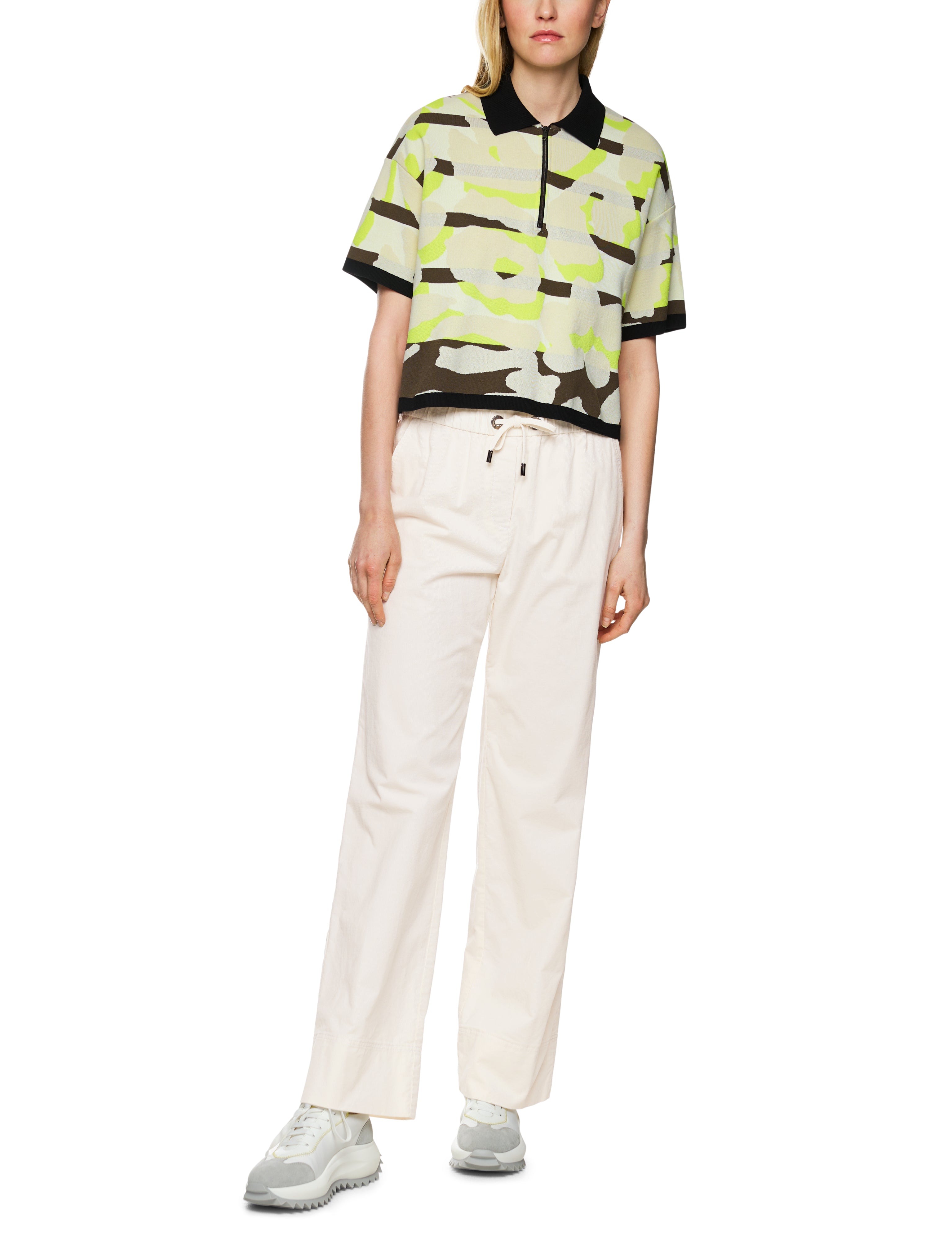 מכנסי קורדרוי קז'ואל עם רצועה אלסטית במותן וכיסים צדדייםהרכב: 98% כותנה, 2% אלסטןהדוגמנית בגובה 1.79 ולובשת מידה 3 של מארק קיין