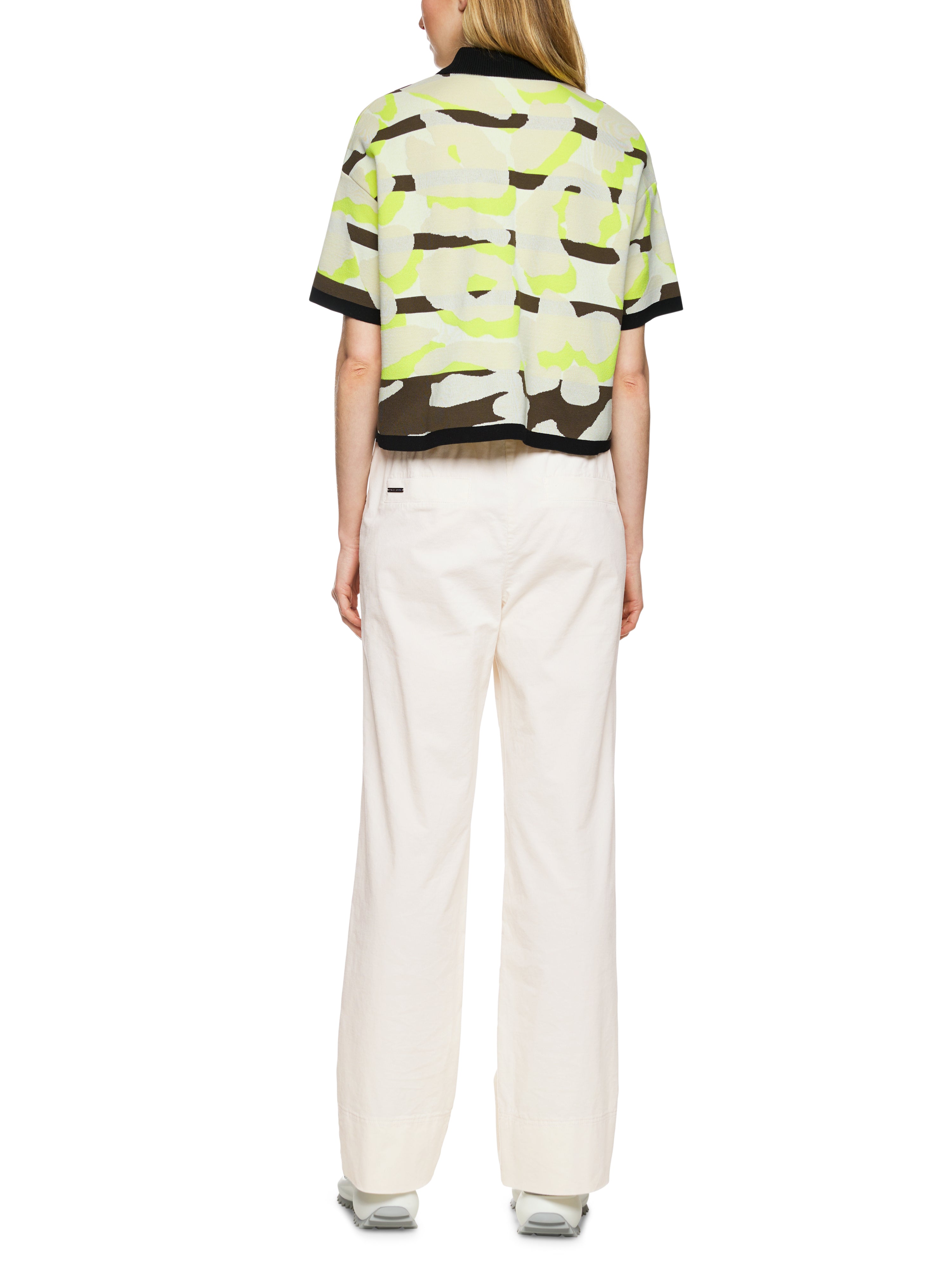 מכנסי קורדרוי קז'ואל עם רצועה אלסטית במותן וכיסים צדדייםהרכב: 98% כותנה, 2% אלסטןהדוגמנית בגובה 1.79 ולובשת מידה 3 של מארק קיין