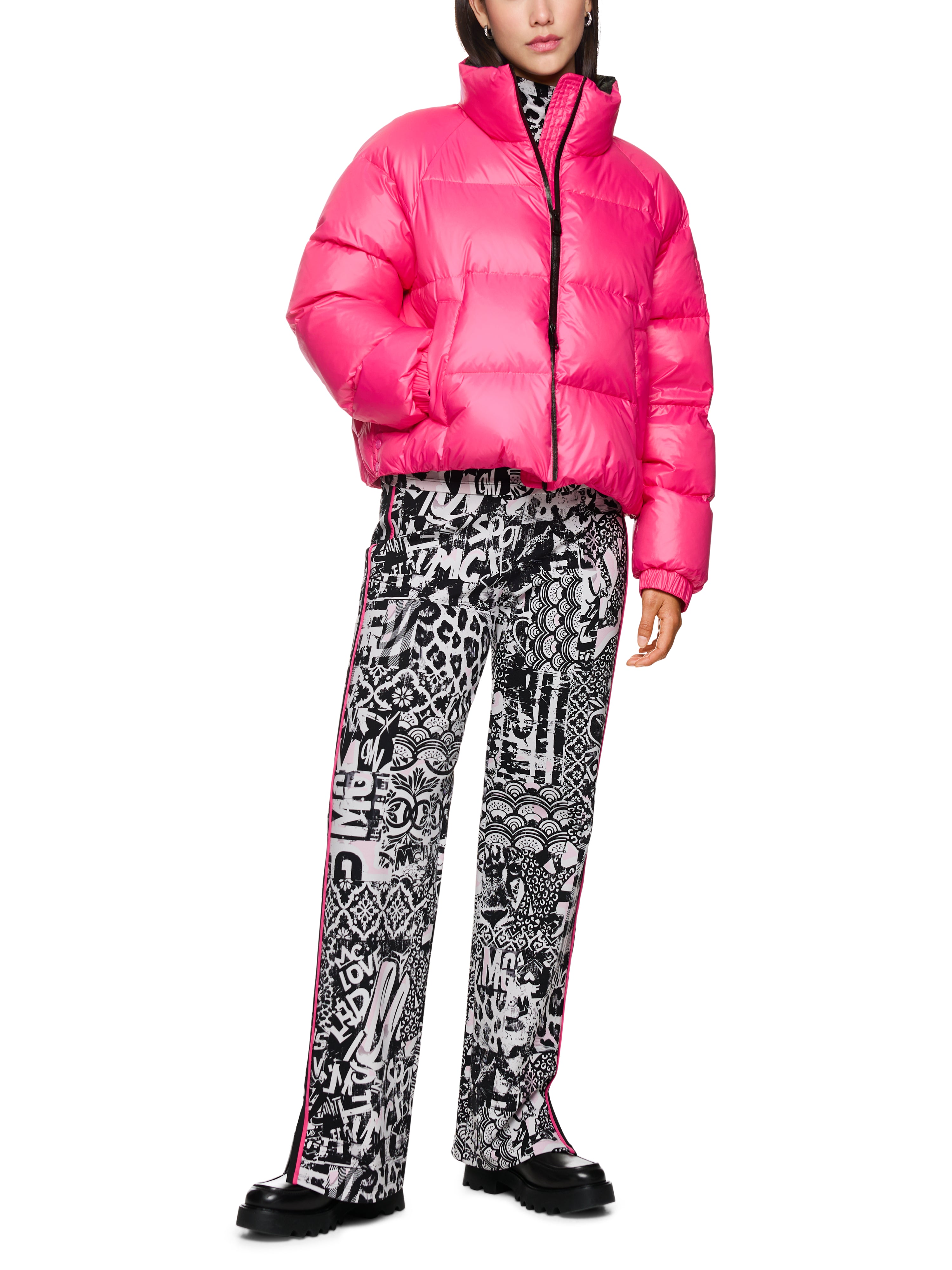 מעיל ספורטיבי עם צווארון גבוה, רוכסן וכיסים צדדייםהרכב: 100% פוליאמידהדוגמנית בגובה 1.79 ולובשת מידה 3 של מארק קיין 