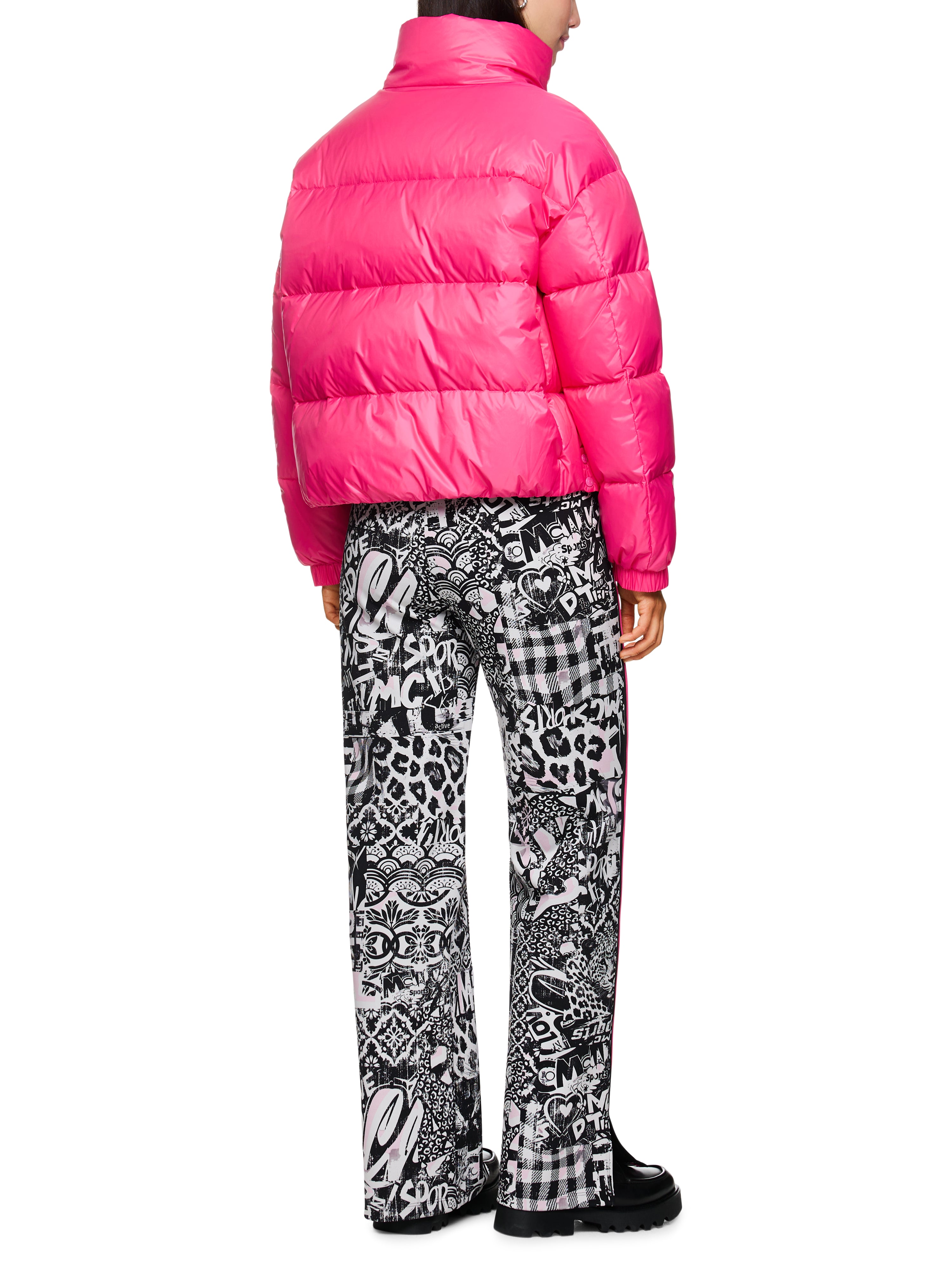 מעיל ספורטיבי עם צווארון גבוה, רוכסן וכיסים צדדייםהרכב: 100% פוליאמידהדוגמנית בגובה 1.79 ולובשת מידה 3 של מארק קיין 