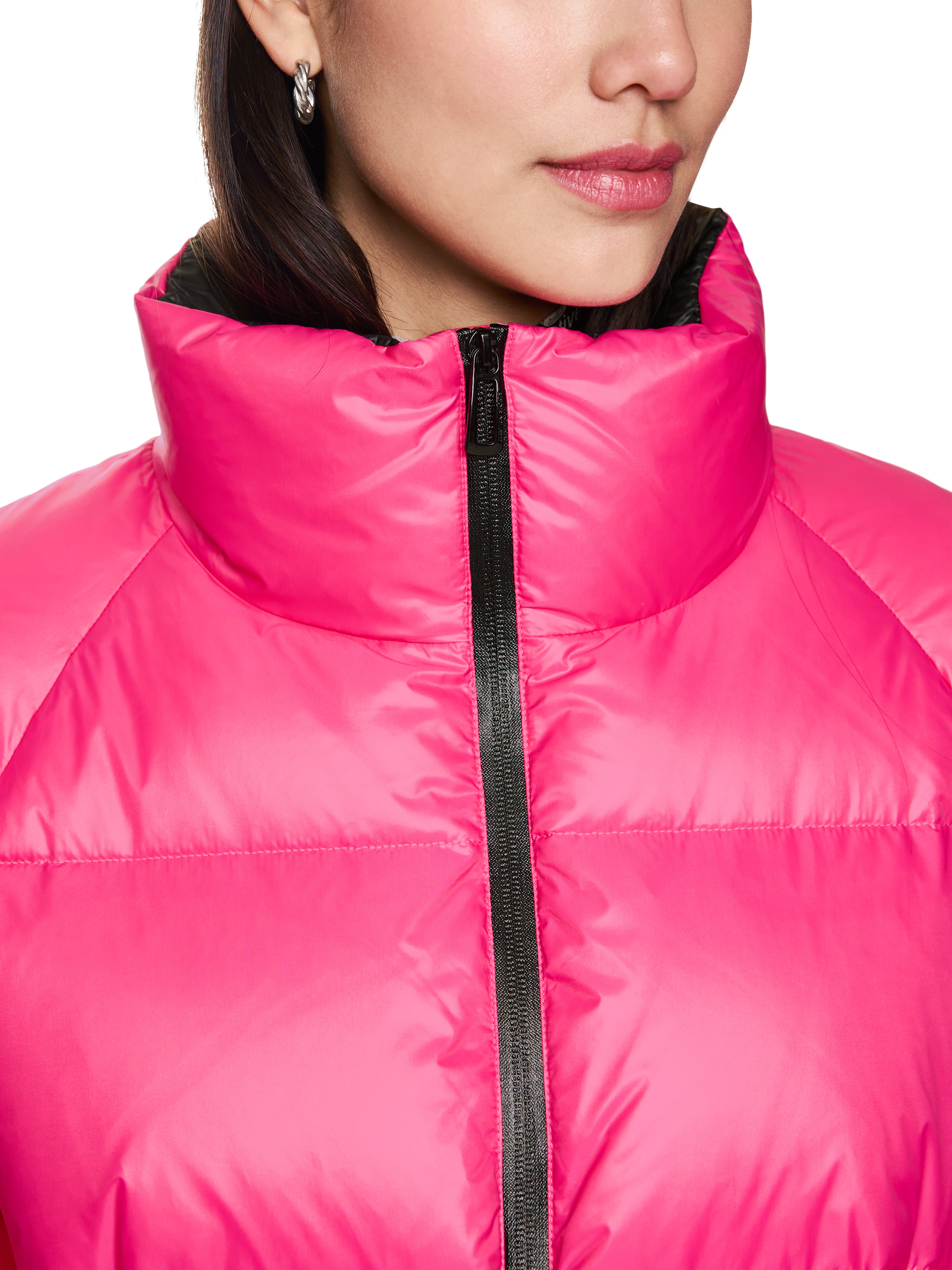 מעיל ספורטיבי עם צווארון גבוה, רוכסן וכיסים צדדייםהרכב: 100% פוליאמידהדוגמנית בגובה 1.79 ולובשת מידה 3 של מארק קיין 